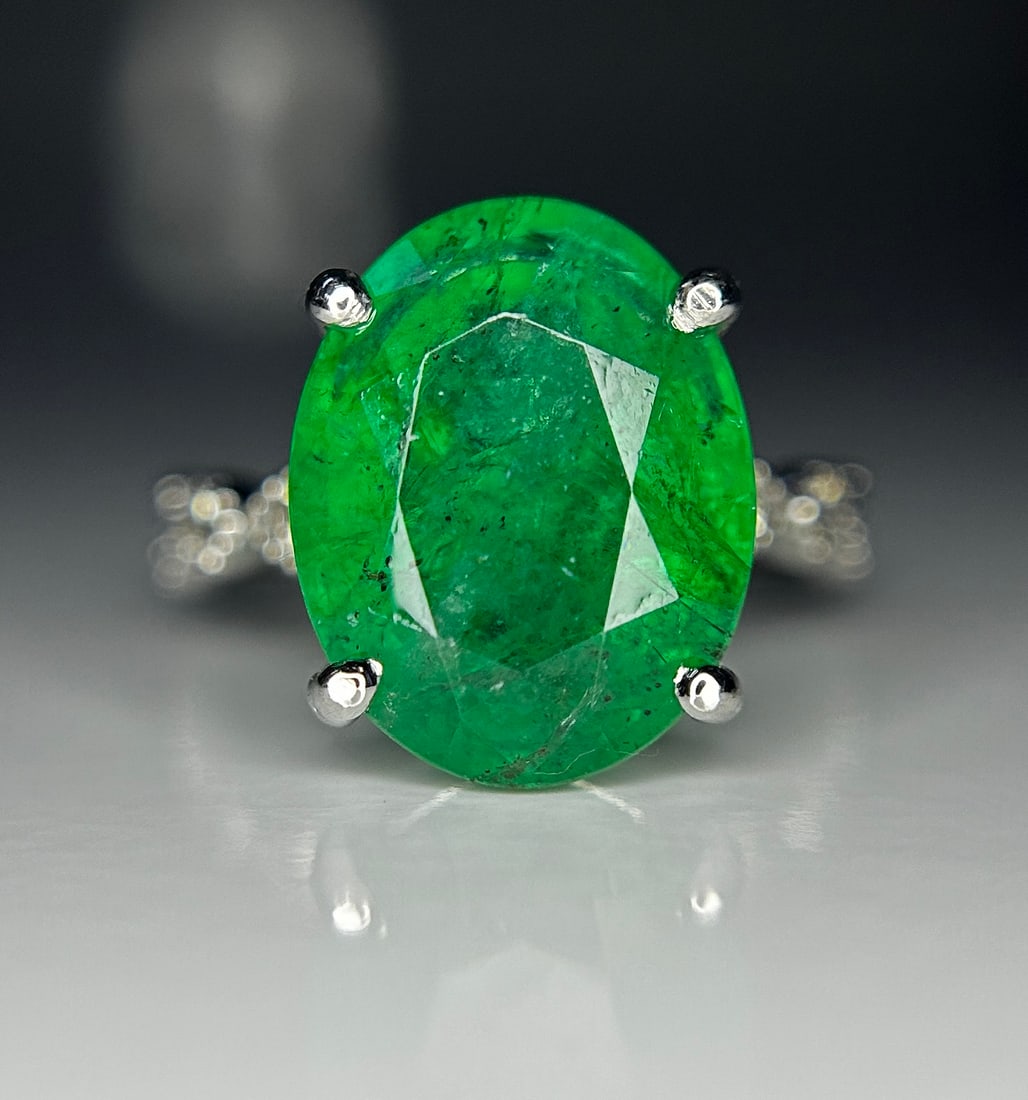 Beautiful 7.43ct Natural Emerald With Natural Diamonds & 18k Gold: Title: Beautiful 7.43ct Natural Emerald With Natural Diamonds & 18k Gold Description: Beautiful 7.43ct Natural Emerald With Natural Diamonds & 18k Gold Description: Total Carat Weight - 7.80