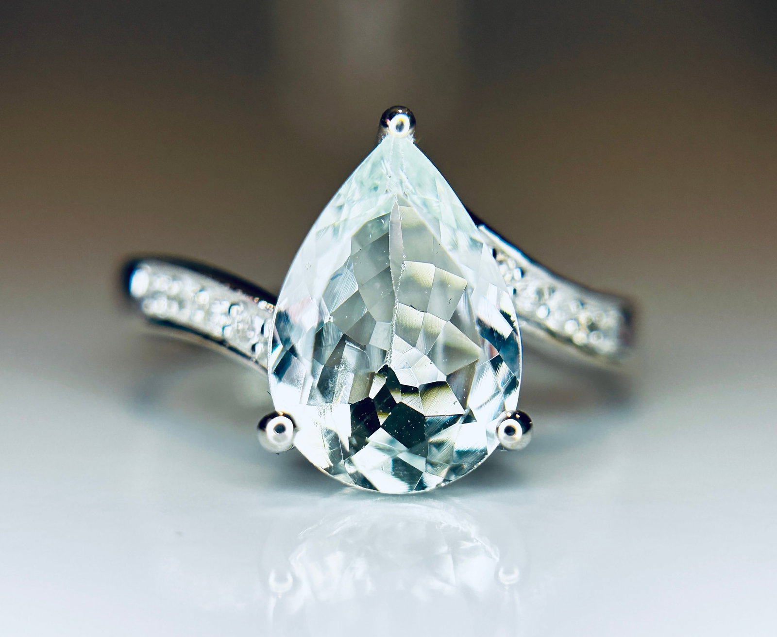 Beautiful 2.60 CT Natural Aquamarine Ring With Natural Diamonds & 18k White Gold: Title: Beautiful 2.60 CT Natural Aquamarine Ring With Natural Diamonds & 18k White Gold Description: Beautiful 2.60 CT Natural Aquamarine Ring With Natural Diamonds & 18k White Gold Des