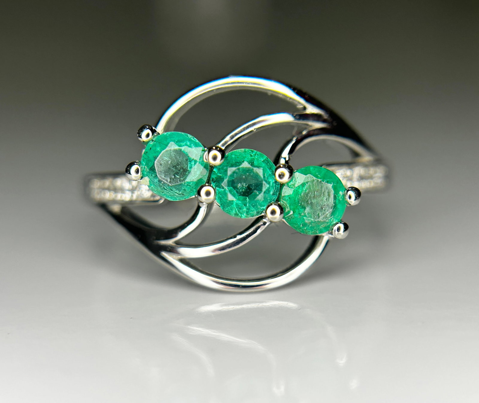 Beautiful 0.61Ct Natural Emerald Ring With Natural Diamonds & Platinum 950: Title: Beautiful 0.61Ct Natural Emerald Ring With Natural Diamonds & Platinum 950 Description: Beautiful 0.61Ct Natural Emerald Ring With Natural Diamonds & Platinum 950 Description: