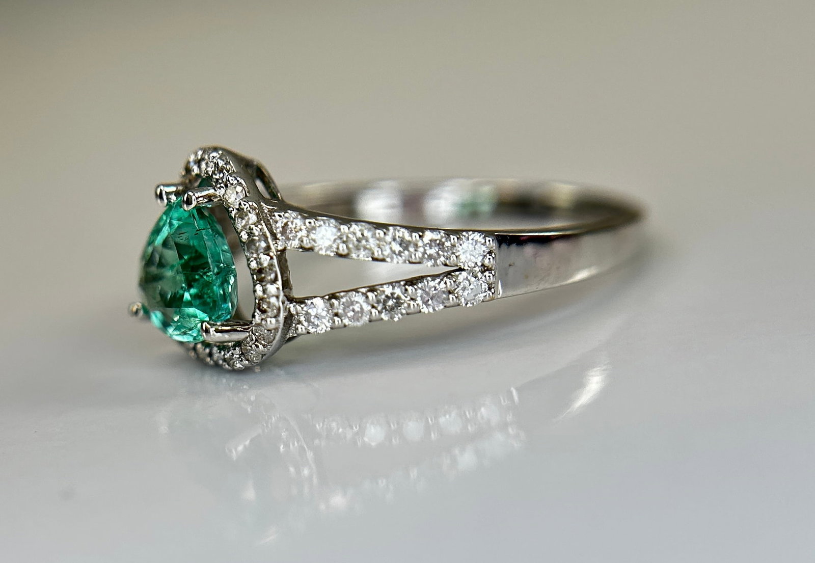 Beautiful Natural Emerald 0.66 CT With Natural Diamonds & 18k Gold - 4