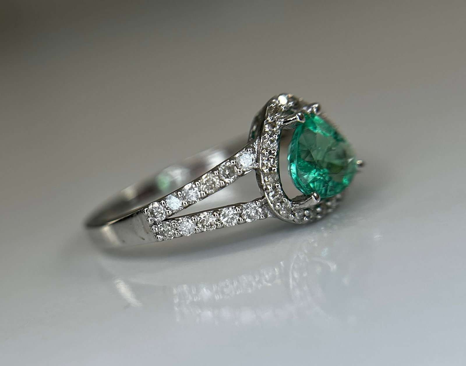 Beautiful Natural Emerald 0.66 CT With Natural Diamonds & 18k Gold - 6