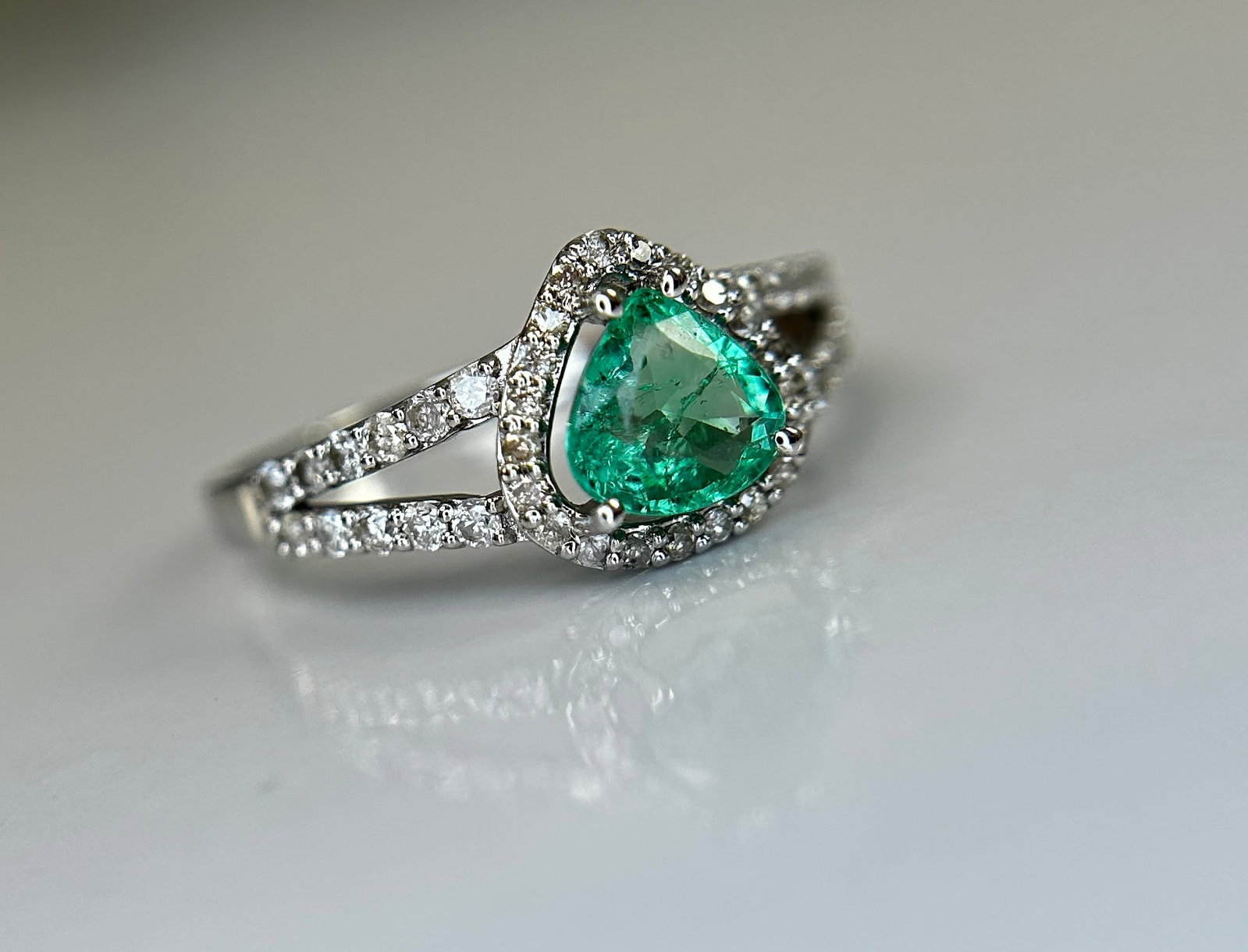 Beautiful Natural Emerald 0.66 CT With Natural Diamonds & 18k Gold - 7