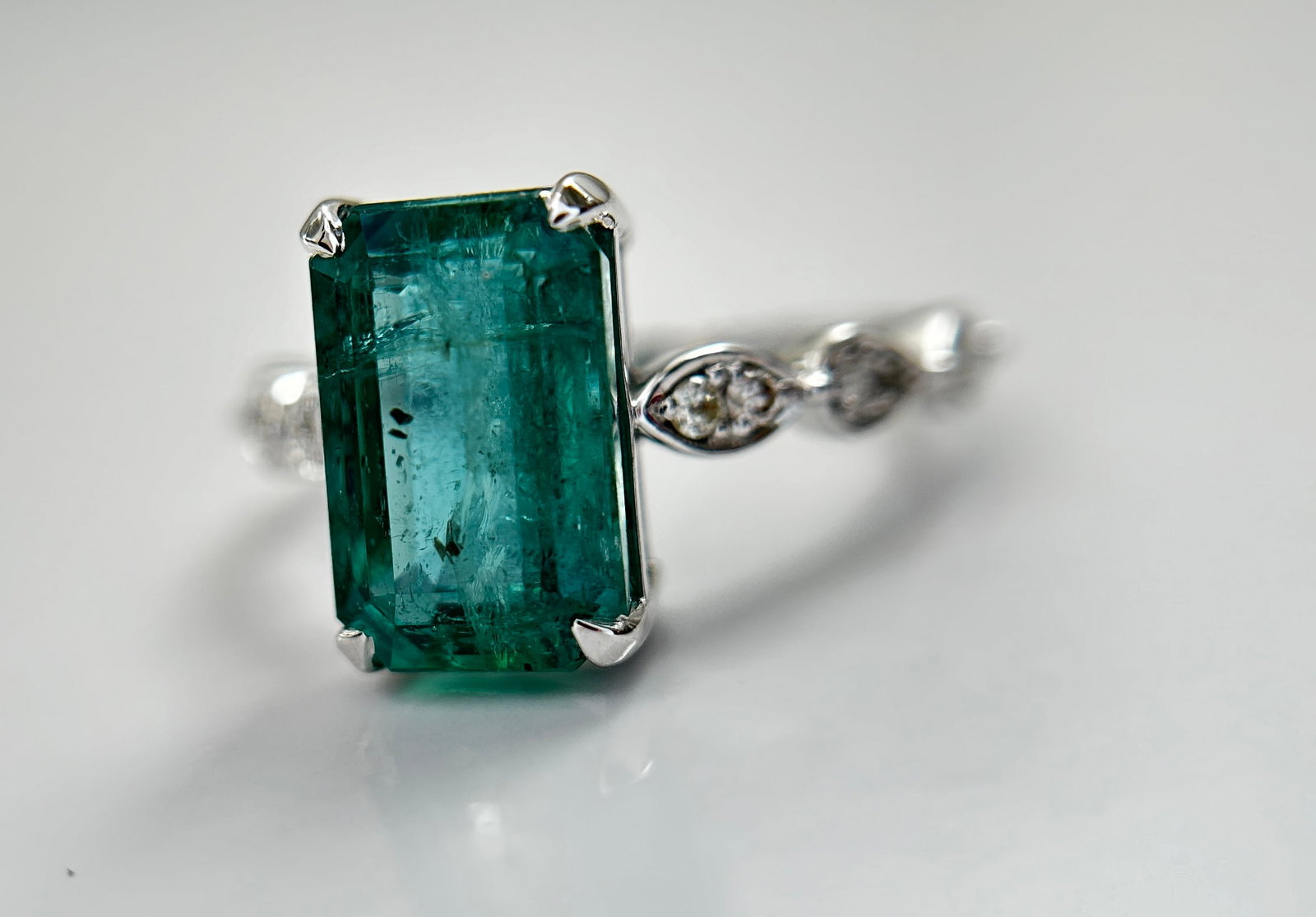 Beautiful Natural Emerald 3.97CT With Natural Diamonds & 18k Gold: Title: Beautiful Natural Emerald 3.97CT With Natural Diamonds & 18k Gold Description: Beautiful 3.97CT Natural Emerald With Natural Diamonds & 18k Gold Description: Total Carat