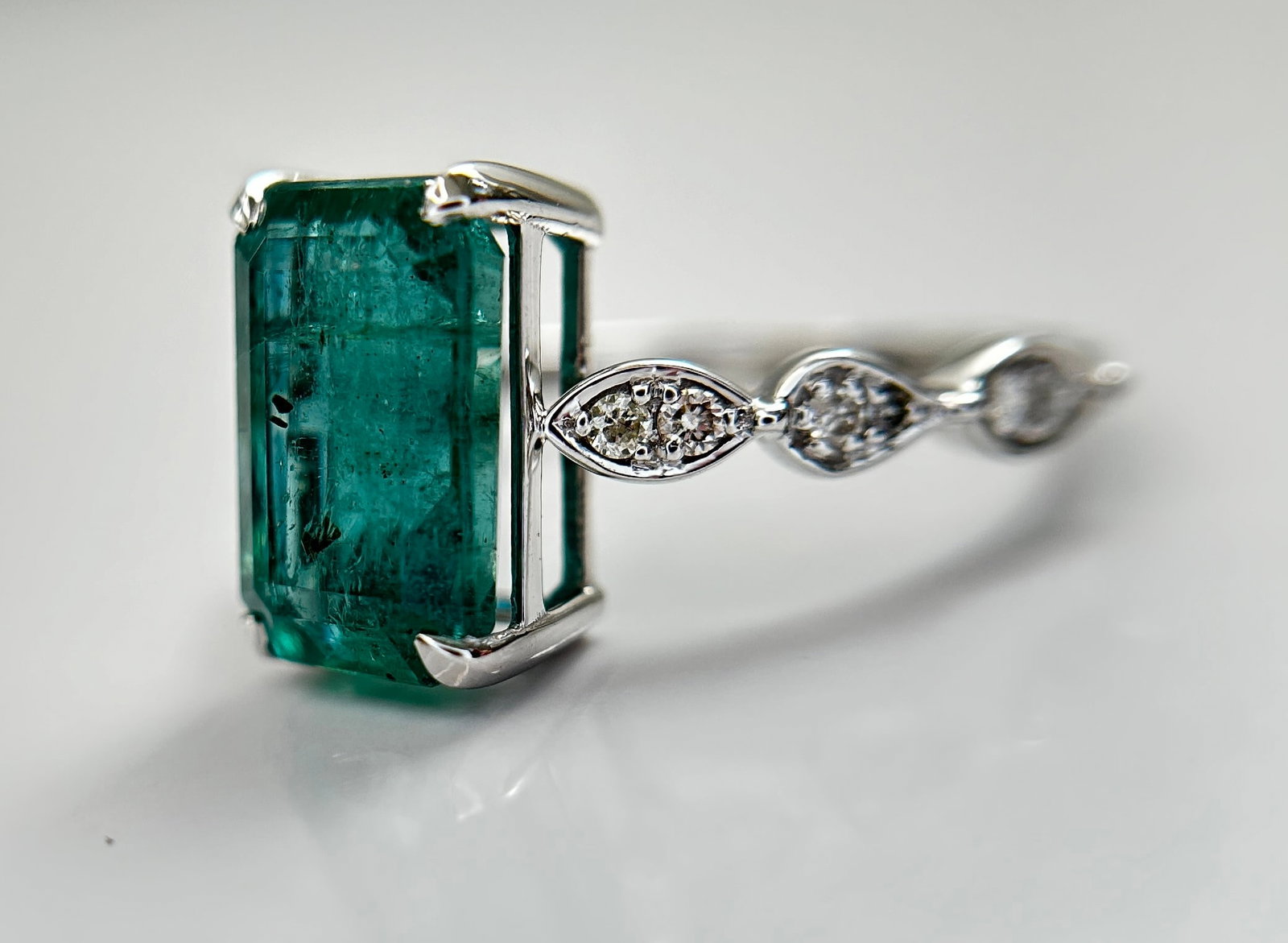 Beautiful Natural Emerald 3.97CT With Natural Diamonds & 18k Gold - 2