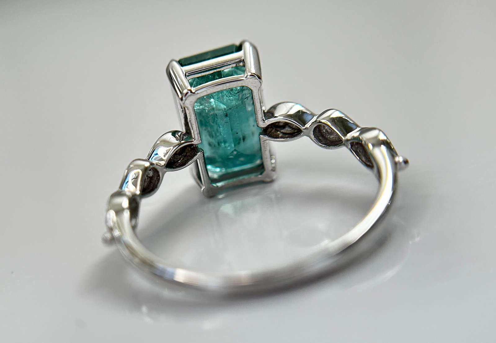 Beautiful Natural Emerald 3.97CT With Natural Diamonds & 18k Gold - 4