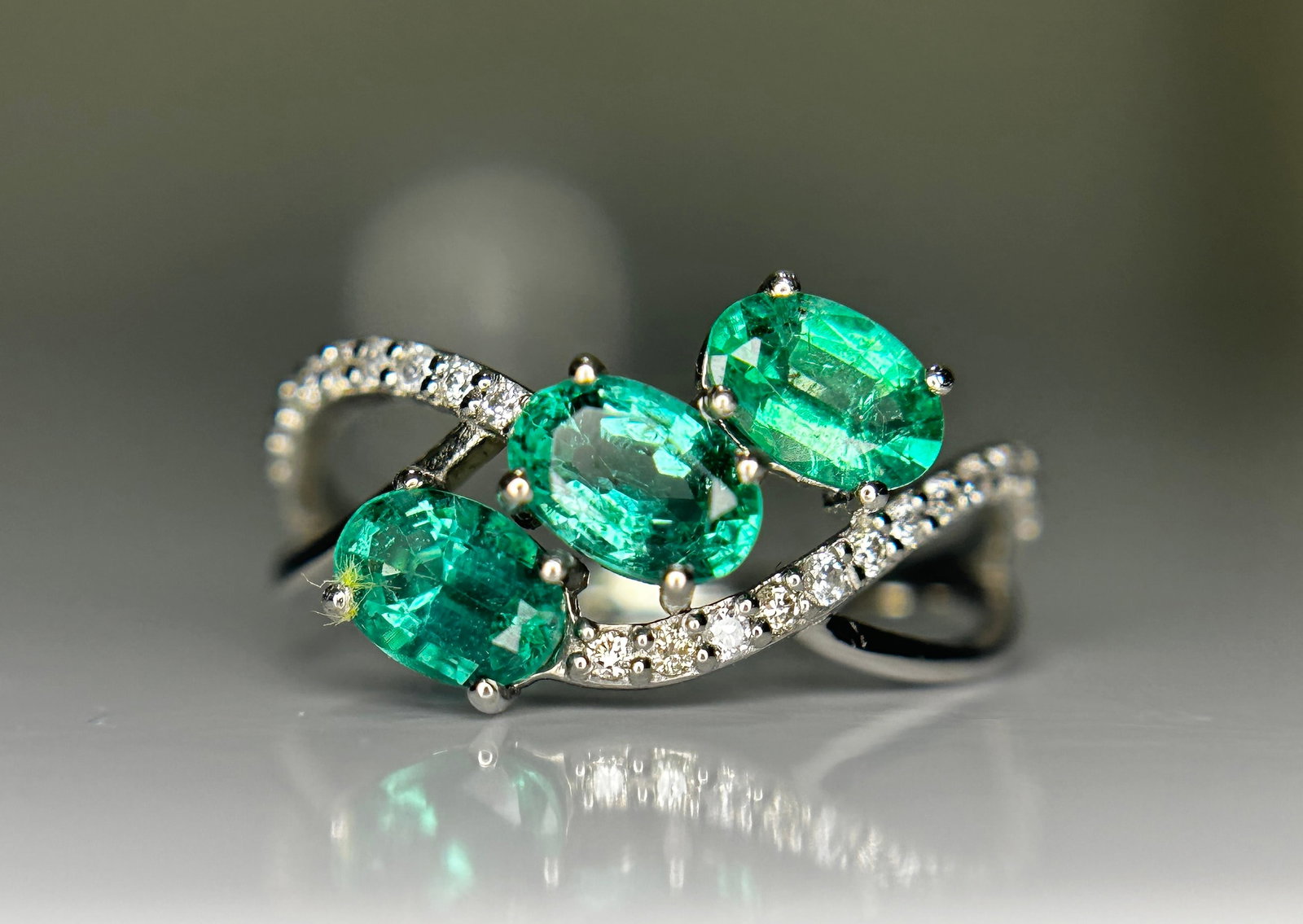 Beautiful 1.50 CT Natural Emerald Ring With Natural Diamonds & Platinum 950: Title: Beautiful 1.50 CT Natural Emerald Ring With Natural Diamonds & Platinum 950 Description: Beautiful 1.50 CT Natural Emerald Ring With Natural Diamonds & Platinum 950 Description:<