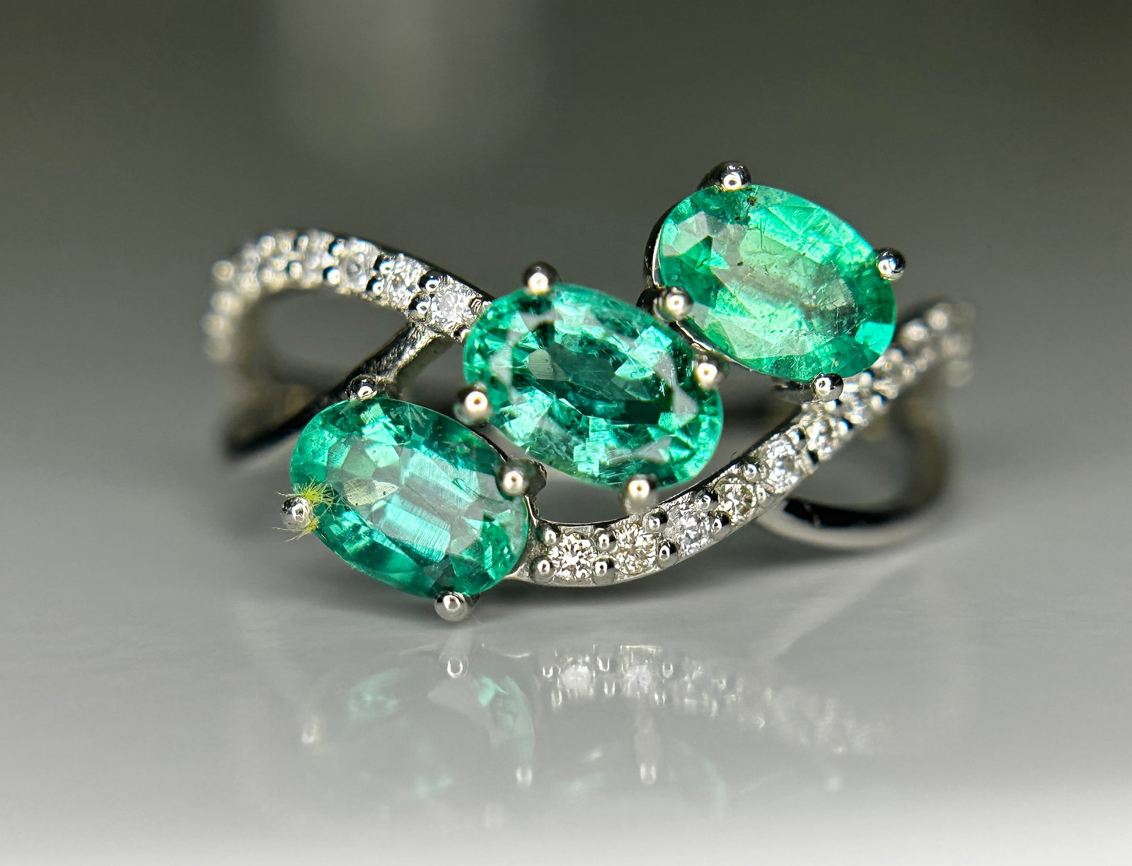Beautiful 1.50 CT Natural Emerald Ring With Natural Diamonds & Platinum 950 - 2