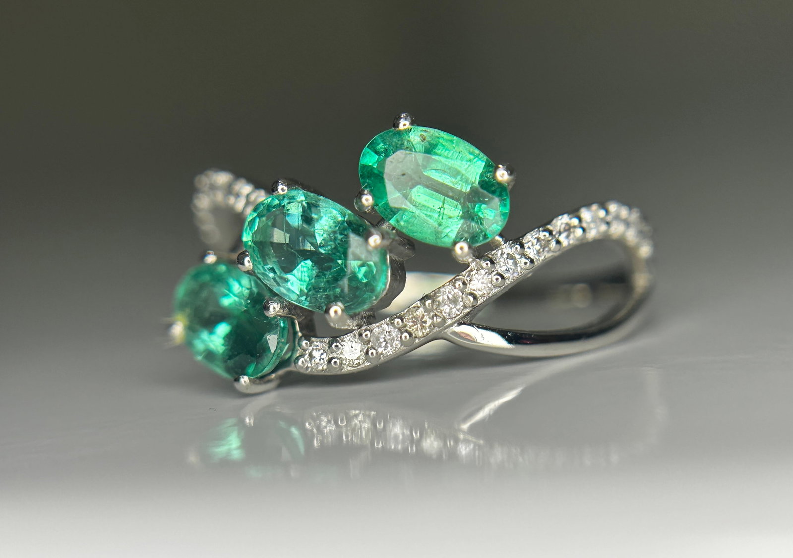 Beautiful 1.50 CT Natural Emerald Ring With Natural Diamonds & Platinum 950 - 3
