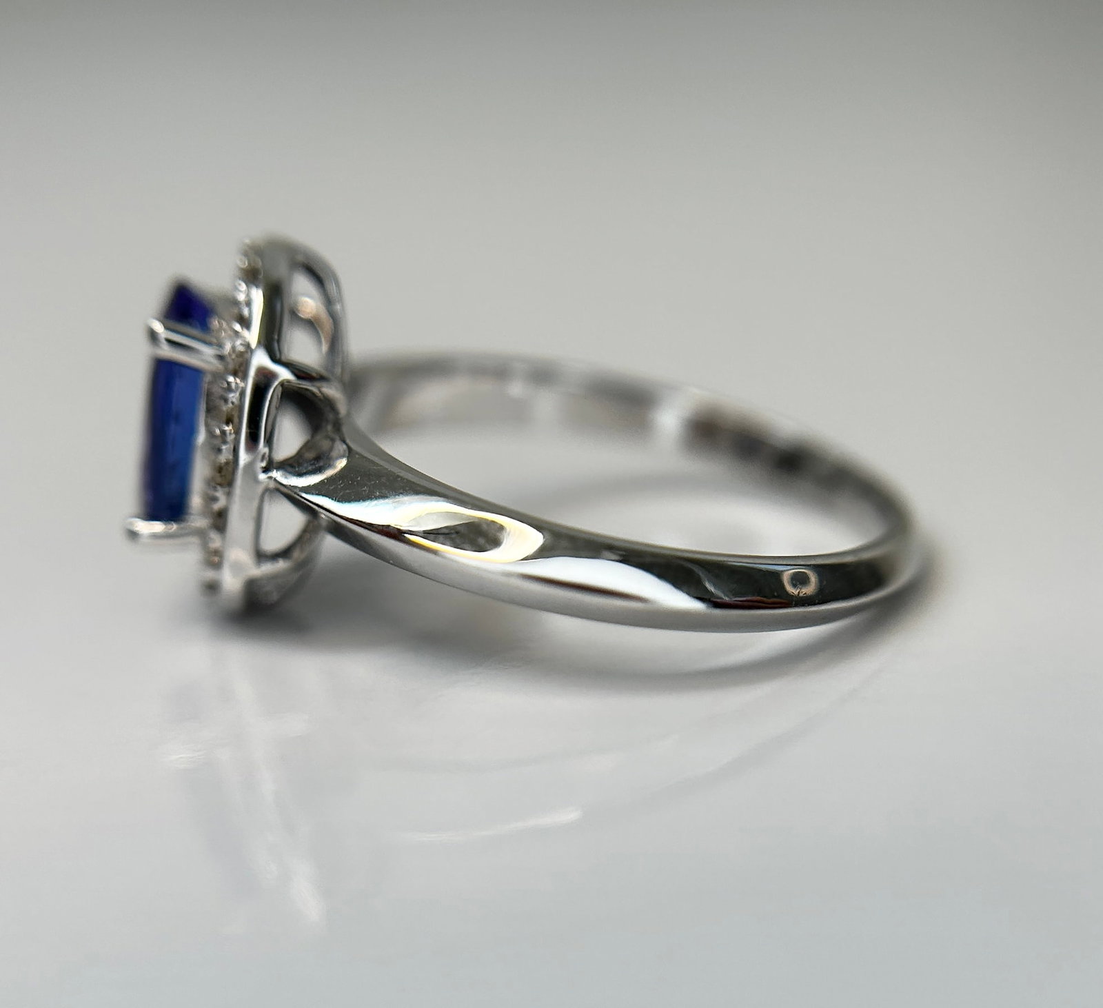 Beautiful Natural Tanzanite Ring With Diamonds and 18k Gold - 7