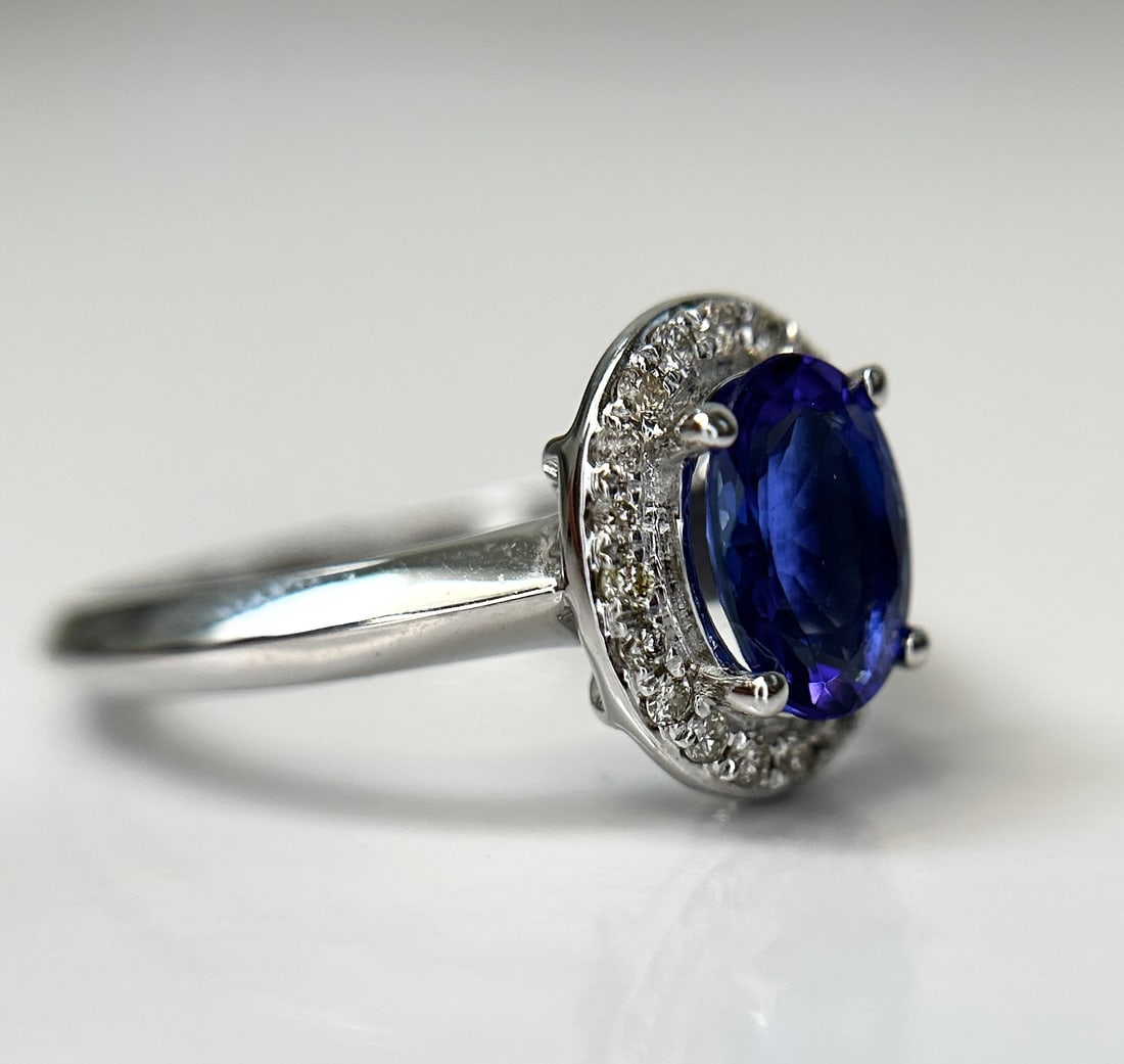 Beautiful Natural Tanzanite Ring With Diamonds and 18k Gold - 8