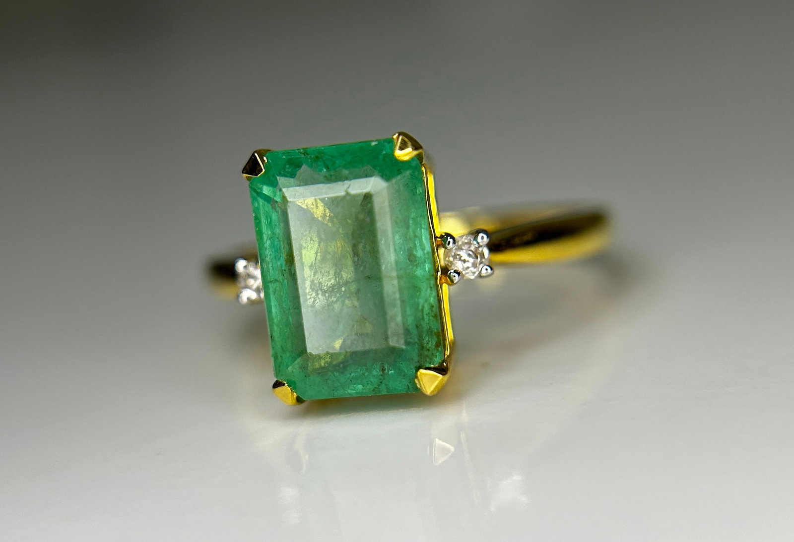 Beautiful Natural Emerald 3.51 CT With Natural Diamonds & 18k Gold - 10
