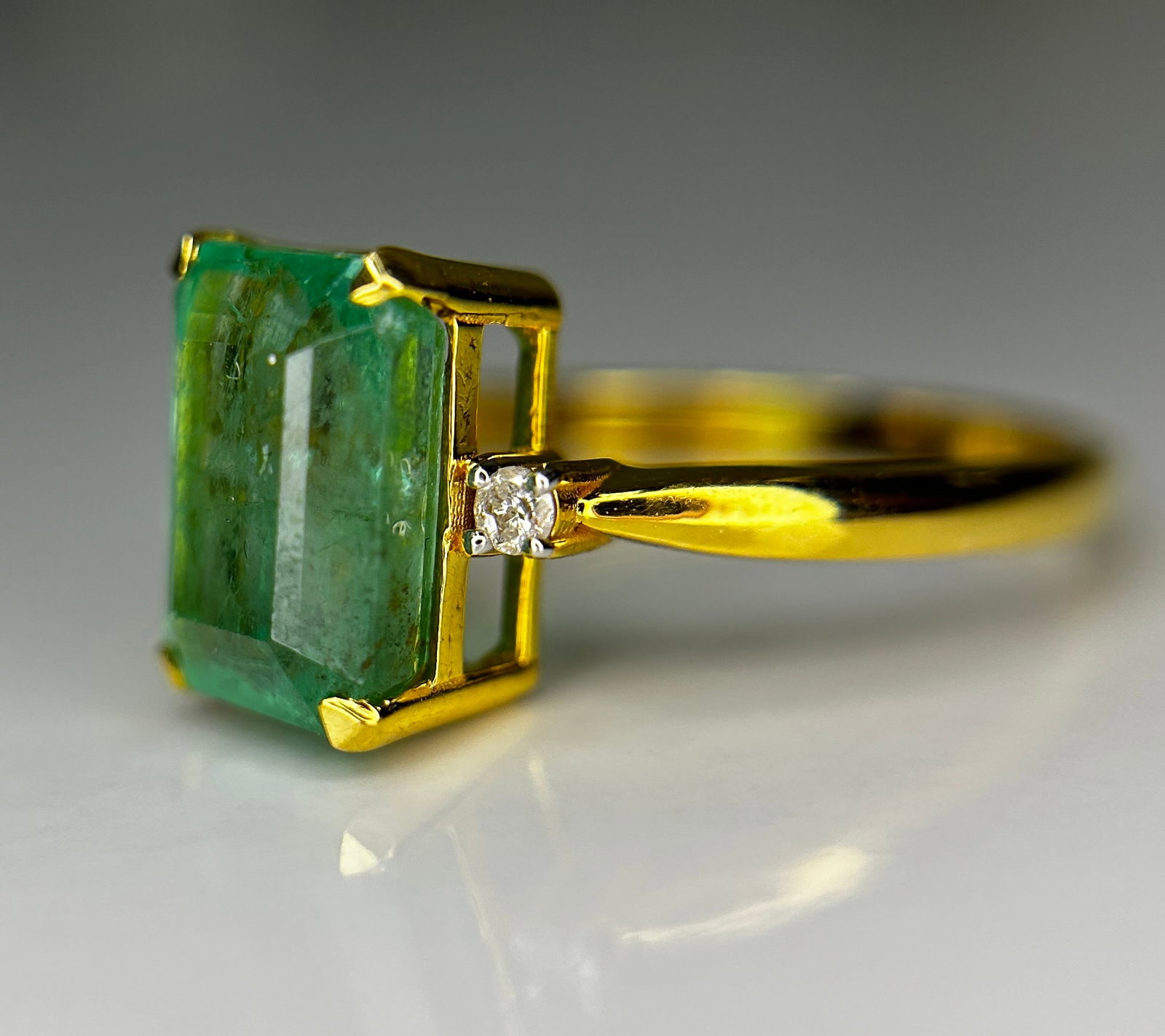 Beautiful Natural Emerald 3.51 CT With Natural Diamonds & 18k Gold - 3