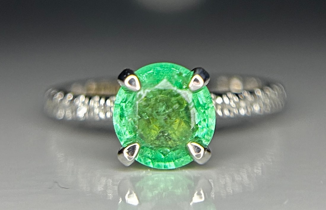 Beautiful 1.03ct Natural Emerald With Natural Diamonds & 18k Gold: Title: Beautiful 1.03ct Natural Emerald With Natural Diamonds & 18k Gold Description: Beautiful 1.03ct Natural Emerald With Natural Diamonds & 18k Gold Description: Total Carat Weight - 1.32