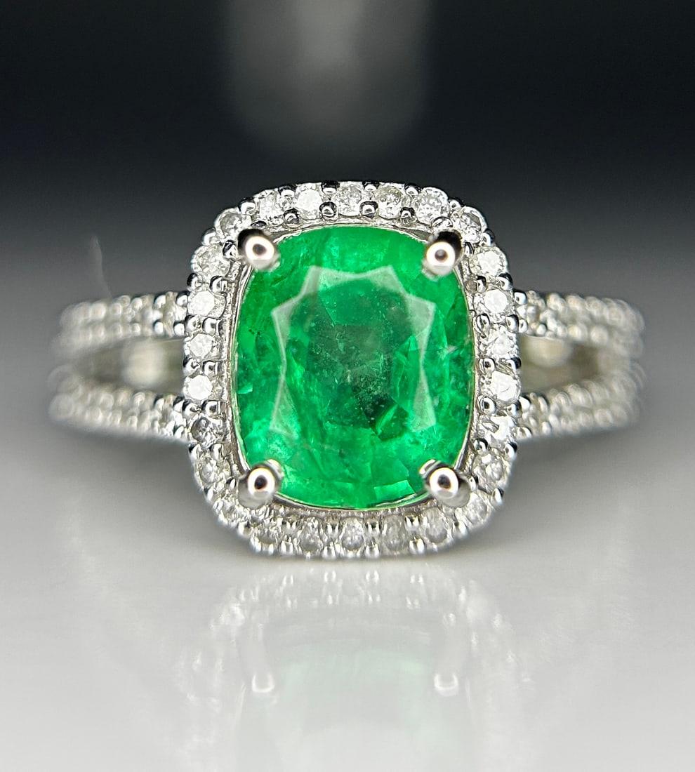 Beautiful 1.64 ct Natural Emerald With Natural Diamonds & 18k Gold: Title: Beautiful 1.64 ct Natural Emerald With Natural Diamonds & 18k Gold Description: Beautiful 1.64 ct Natural Emerald With Natural Diamonds & 18k Gold Description: Total Car