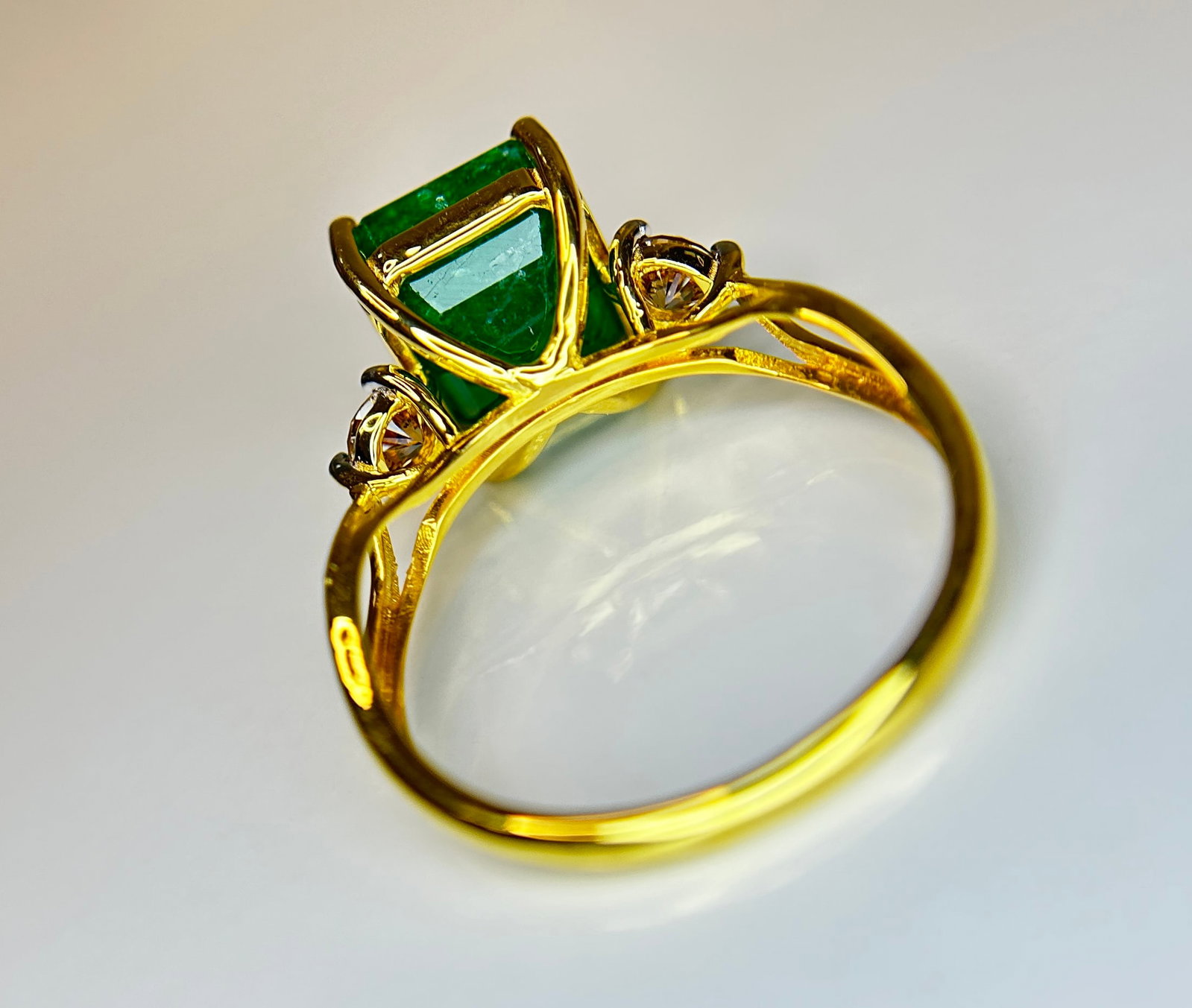Beautiful Natural Emerald 4.76 CT With Natural Diamonds & 18k Gold - 4