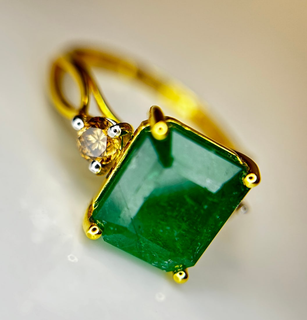 Beautiful Natural Emerald 4.76 CT With Natural Diamonds & 18k Gold - 9