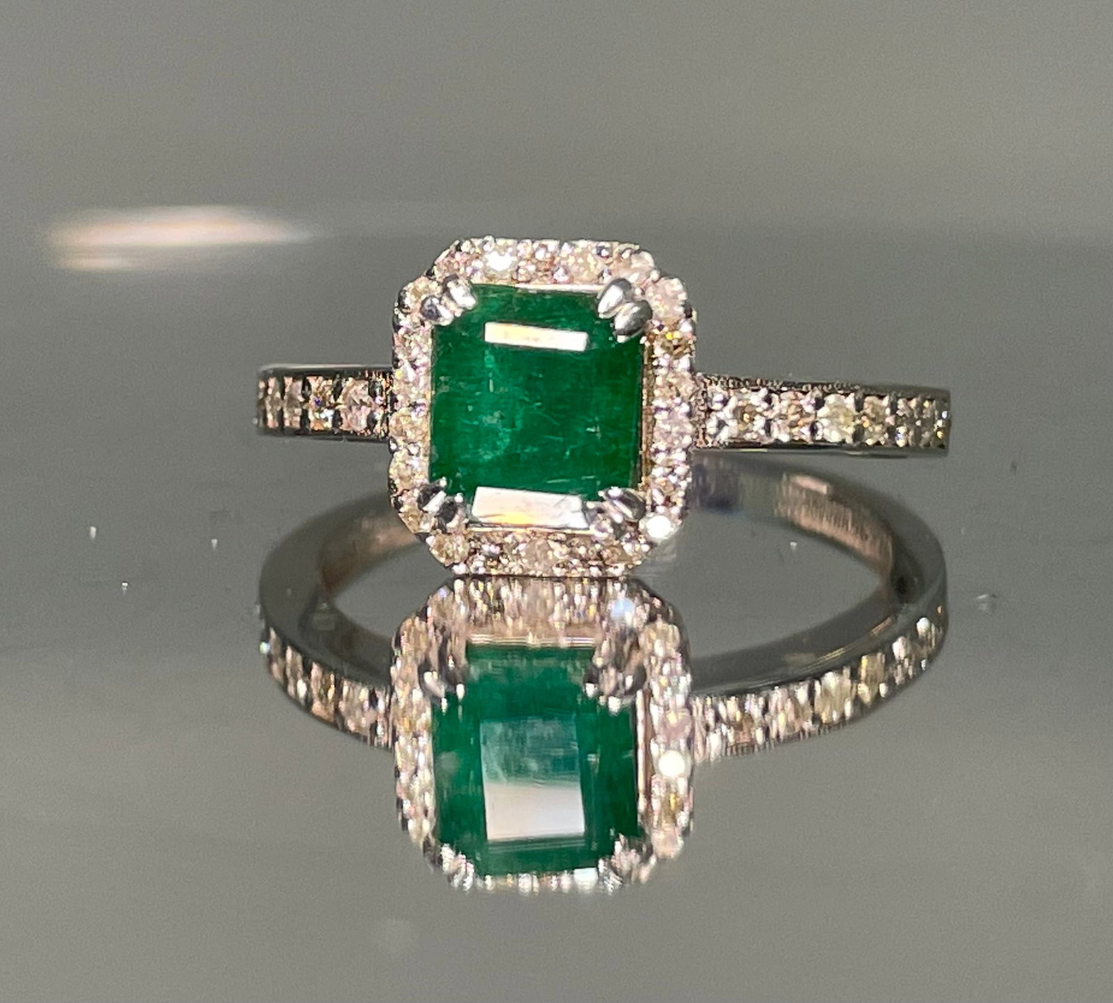 Beautiful Natural Emerald With Natural Diamonds & 18k Gold: Title: Beautiful Natural Emerald With Natural Diamonds & 18k Gold Description: Beautiful 1.20 CT Natural Emerald With Natural Diamonds & 18k Gold Description: Total Carat Weight - 1.42