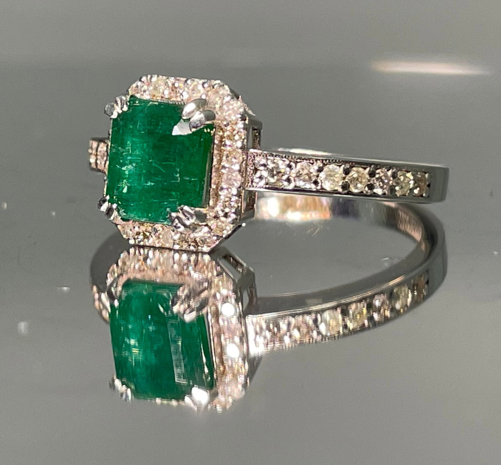 Beautiful Natural Emerald With Natural Diamonds & 18k Gold - 2