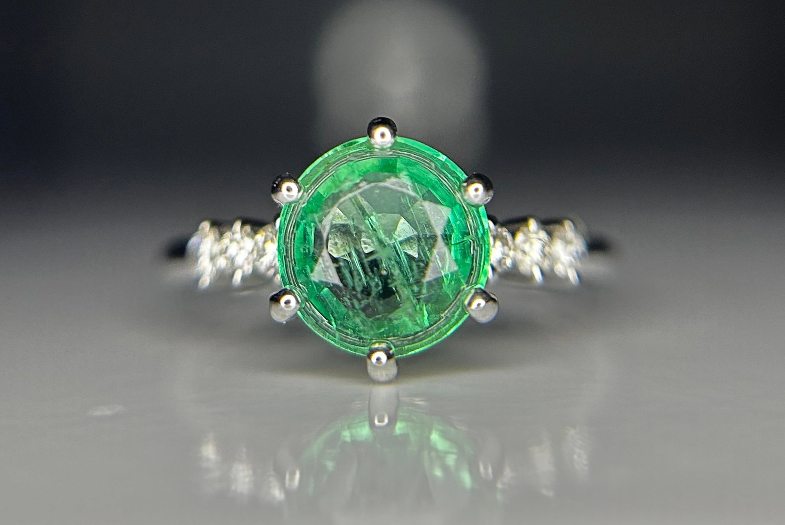 Beautiful 1.36 ct Natural Emerald With Natural Diamonds & 18k Gold: Title: Beautiful 1.36 ct Natural Emerald With Natural Diamonds & 18k Gold Description: Beautiful 1.36 ct Natural Emerald With Natural Diamonds & 18k Gold Description: Total Car