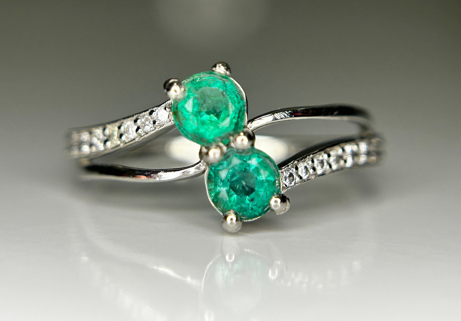 Beautiful 0.78Ct Natural Emerald Ring With Natural Diamonds & Platinum 950: Title: Beautiful 0.78Ct Natural Emerald Ring With Natural Diamonds & Platinum 950 Description: Beautiful 0.78Ct Natural Emerald Ring With Natural Diamonds & Platinum 950 Description: Total
