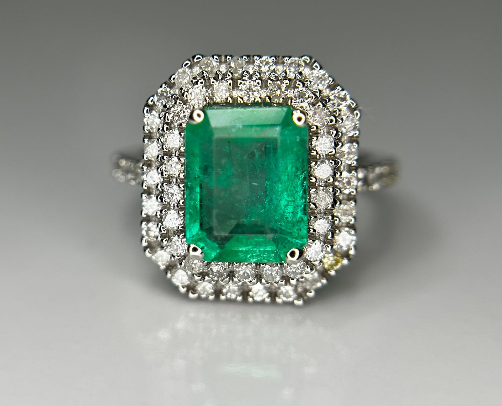 Beautiful Natural Columbian Emerald 2.23 CT With Natural Diamonds & 18k Gold: Title: Beautiful Natural Columbian Emerald 2.23 CT With Natural Diamonds & 18k Gold Description: Beautiful 2.23 CT Natural Emerald With Natural Diamonds & 18k Gold Description: