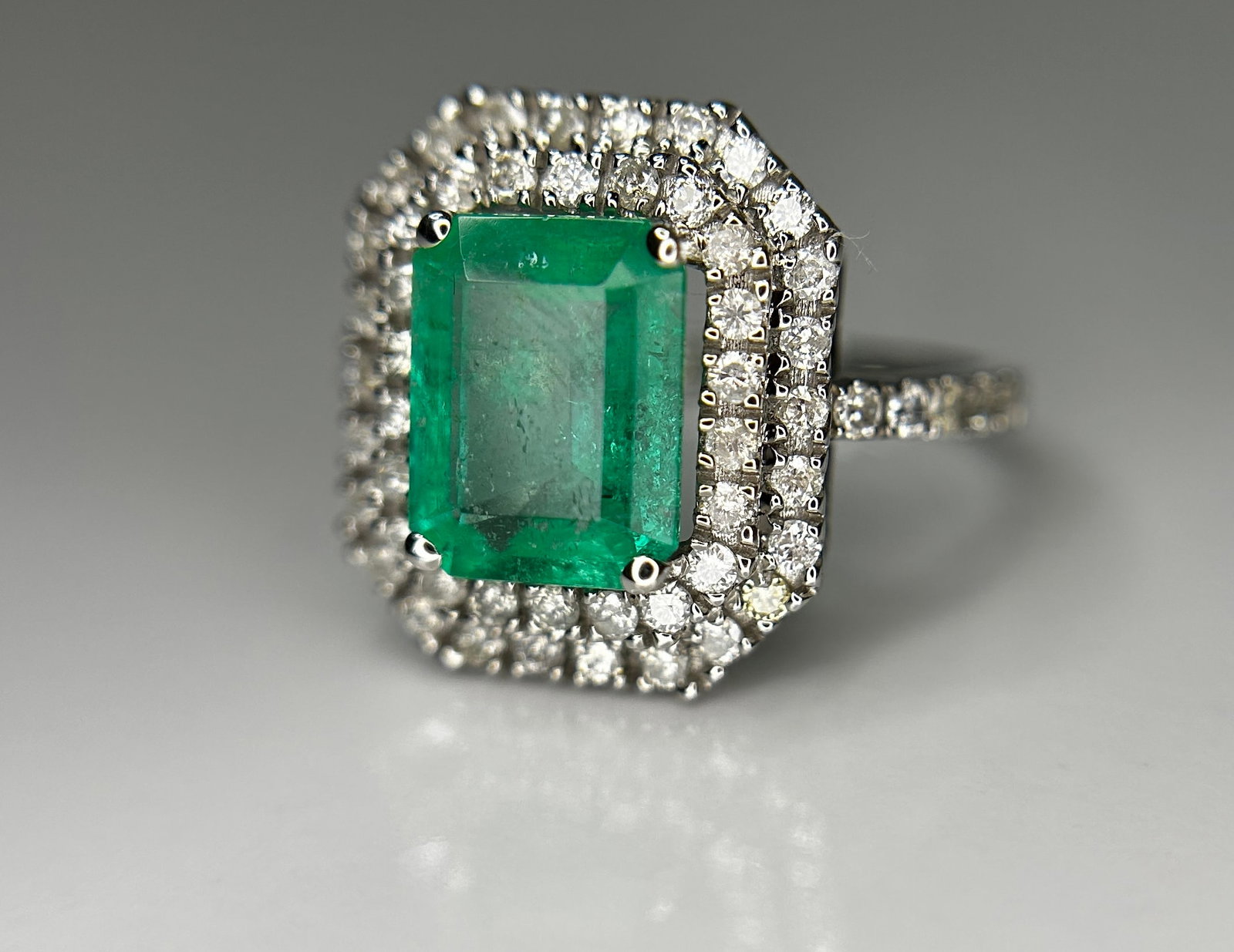 Beautiful Natural Columbian Emerald 2.23 CT With Natural Diamonds & 18k Gold - 3
