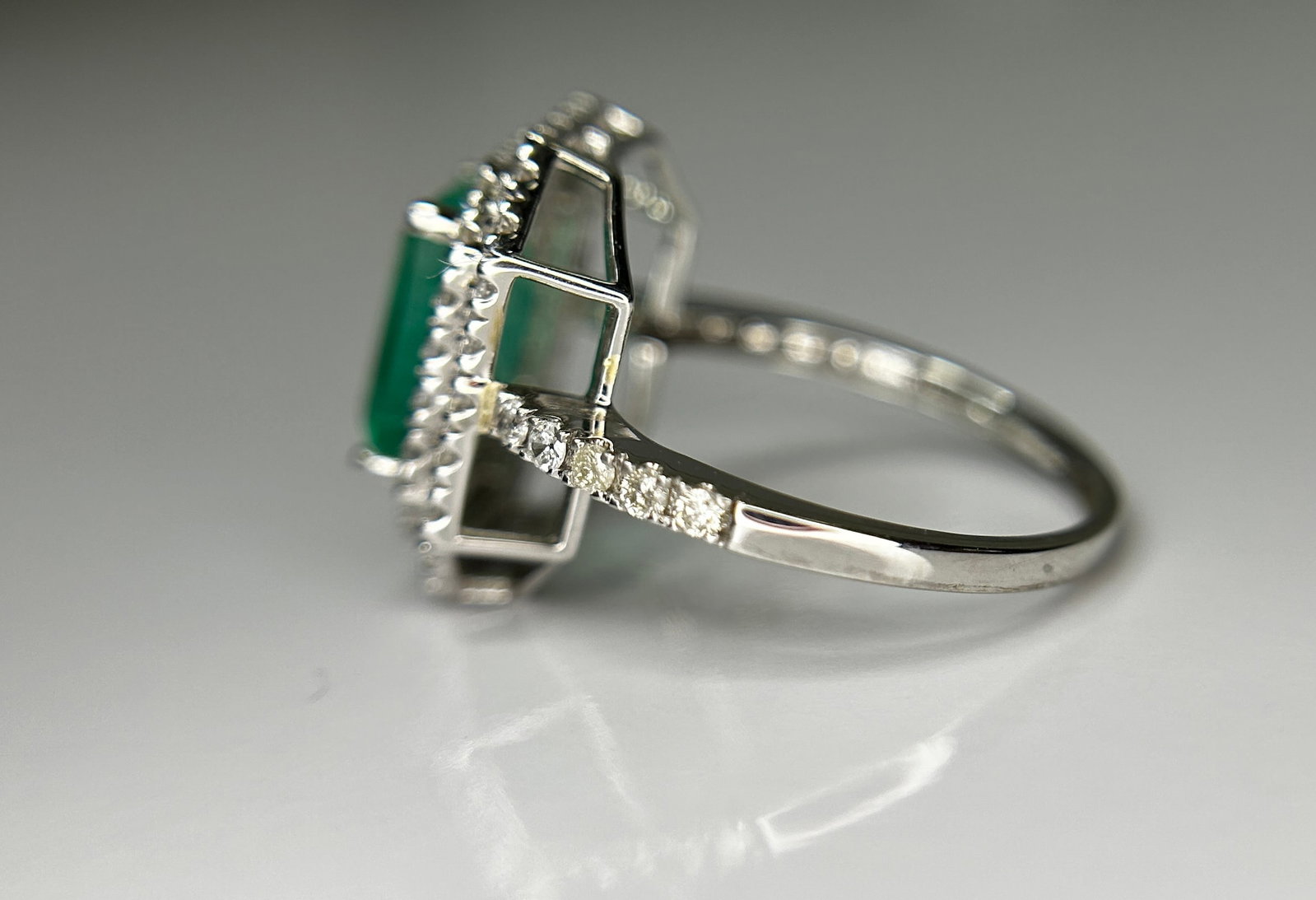 Beautiful Natural Columbian Emerald 2.23 CT With Natural Diamonds & 18k Gold - 7