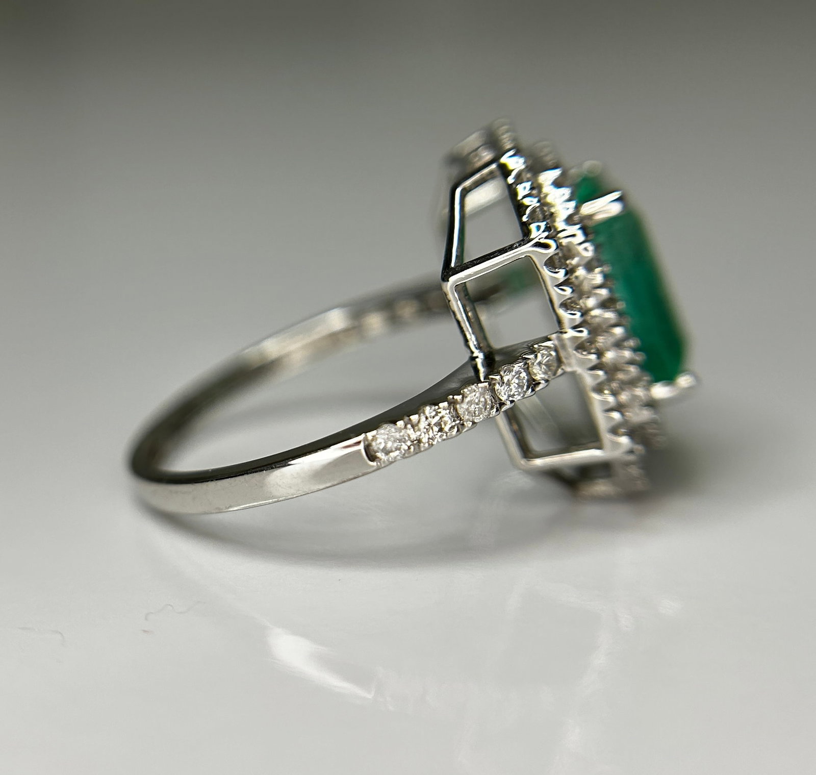 Beautiful Natural Columbian Emerald 2.23 CT With Natural Diamonds & 18k Gold - 9