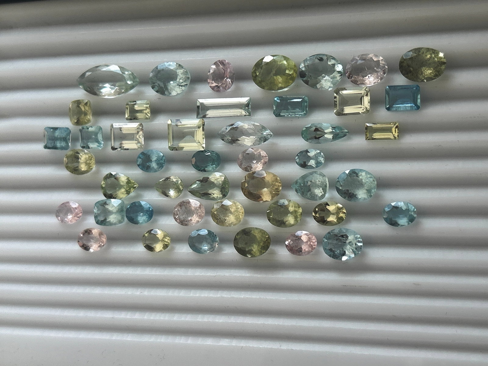 72.75ct Natural Blue and Green Aquamarine and Pink Morganite: Title: 72.75ct Natural Blue and Green Aquamarine and Pink Morganite Description: 72.75ct Natural Blue and Green Aquamarine and Pink Morganite Ideal for rings, earrings, pendants, necklaces,