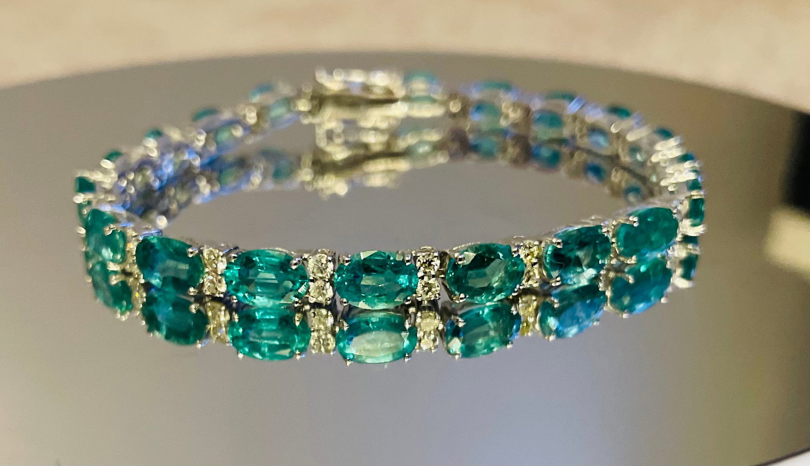 Beautiful 14.5ct Natural Emerald Bracelet With Natural Diamonds & 18k Gold: Title: Beautiful 14.5ct Natural Emerald Bracelet With Natural Diamonds & 18k Gold Description: Beautiful 14.5ct Natural Emerald Bracelet W Natural Diamonds & 18k Gold. A Very Beautiful