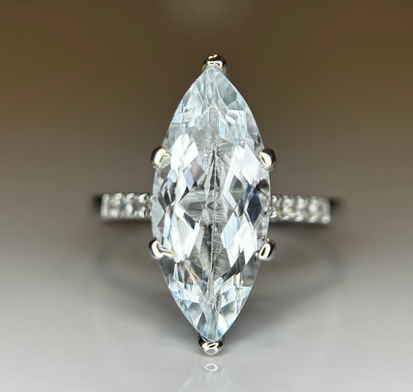 Beautiful 3.16 CT Natural Aquamarine Ring With Natural Diamonds & 18k White Gold - 2