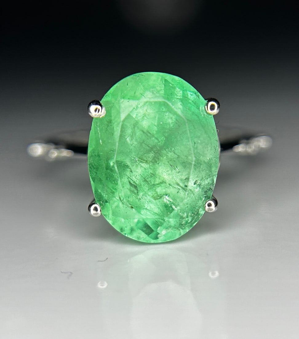 Beautiful 5.47ct Natural Colombian Emerald With Natural Diamonds & 18k Gold: Title: Beautiful 5.47ct Natural Colombian Emerald With Natural Diamonds & 18k Gold Description: Beautiful 5.47ct Natural Colombian Emerald With Natural Diamonds & 18k Gold Descript