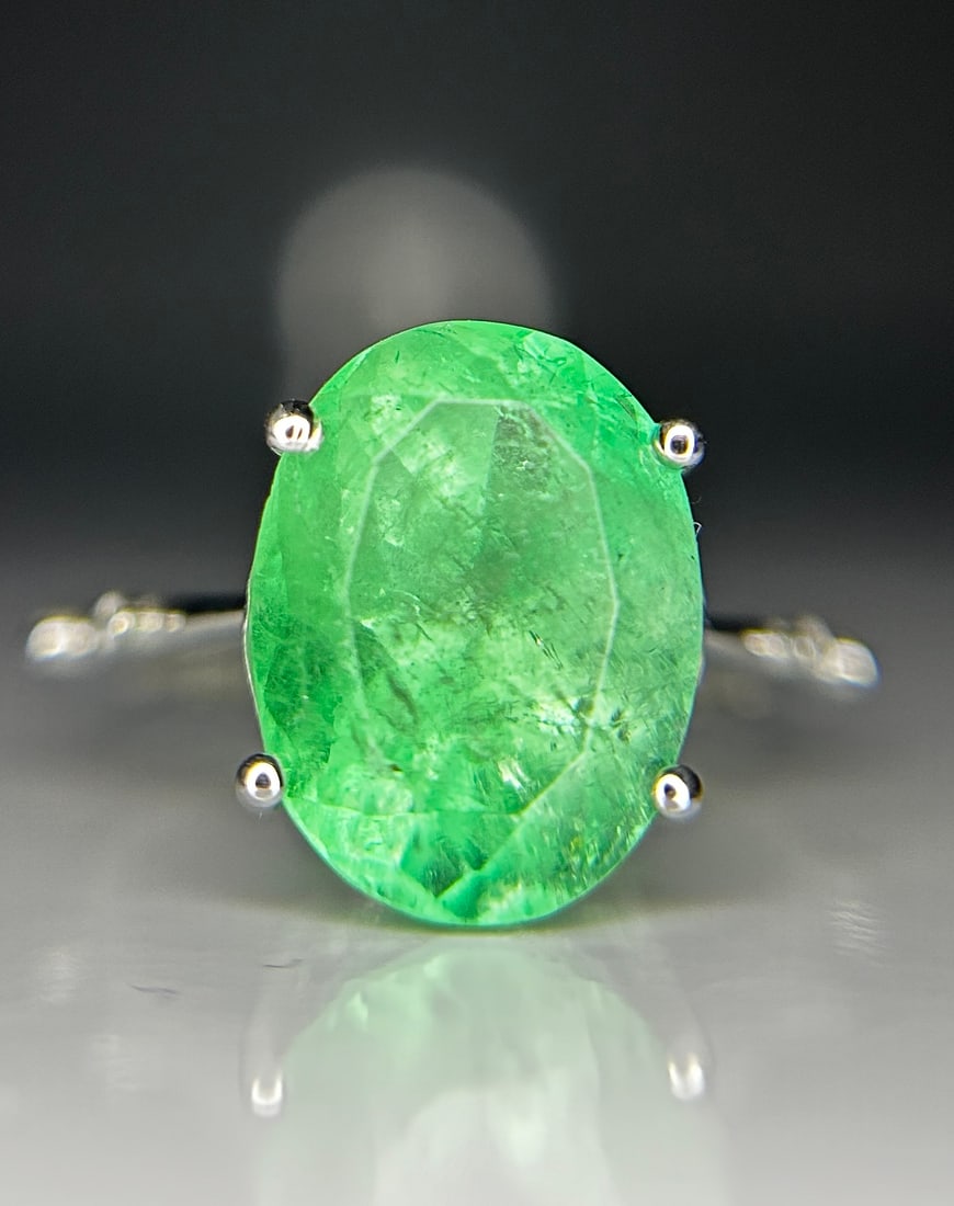 Beautiful 5.47ct Natural Colombian Emerald With Natural Diamonds & 18k Gold - 2