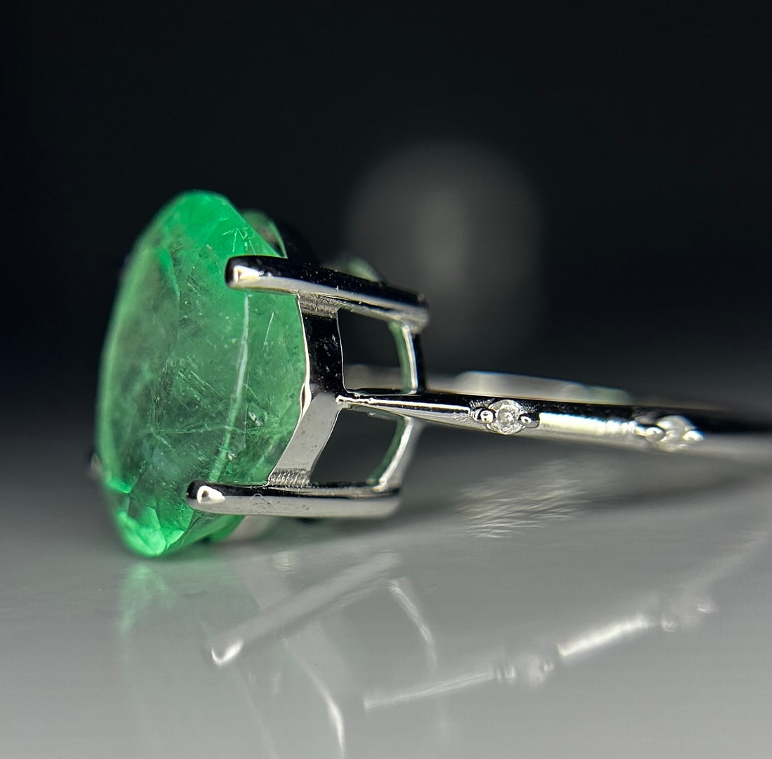 Beautiful 5.47ct Natural Colombian Emerald With Natural Diamonds & 18k Gold - 4