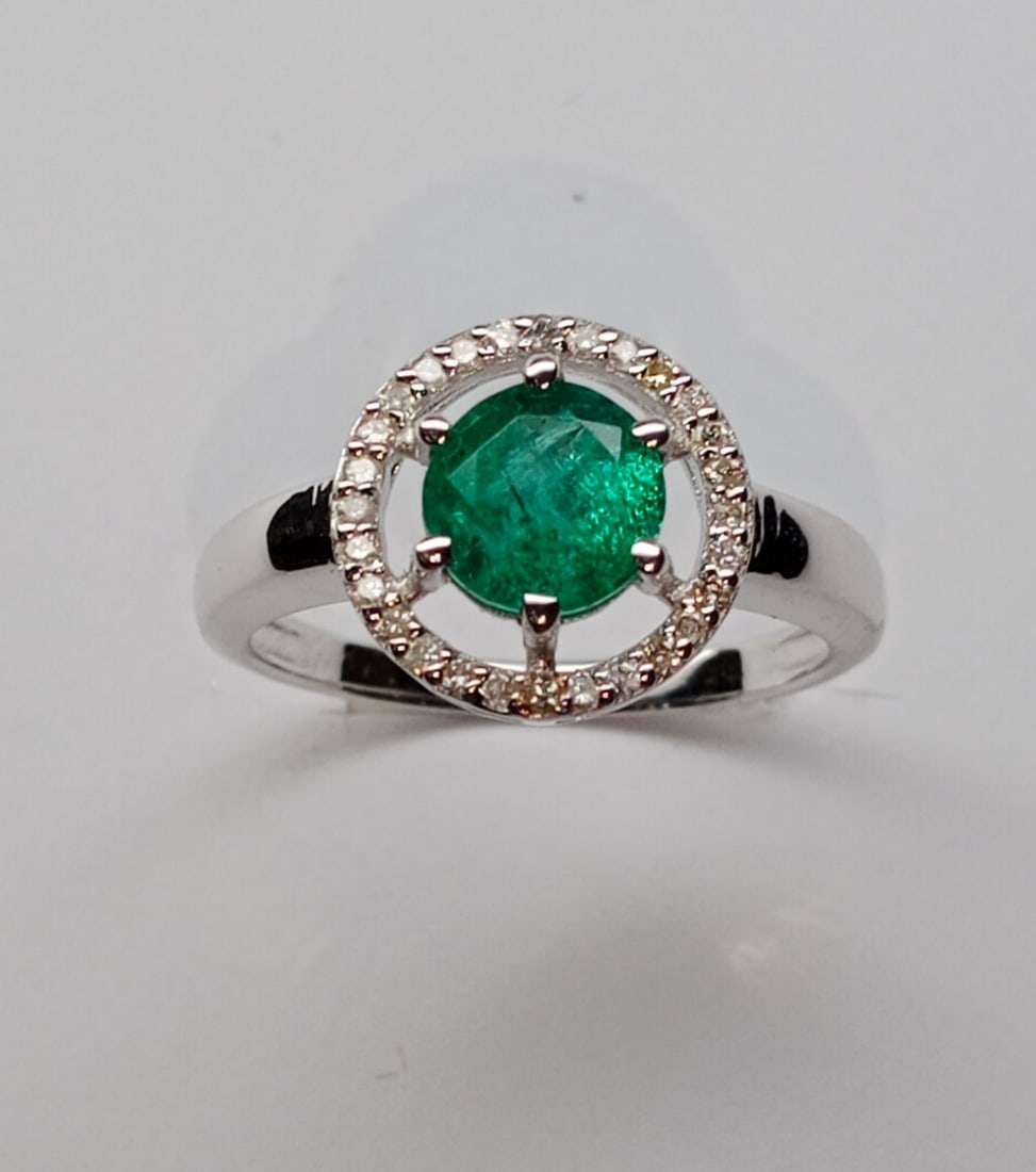 Beautiful Natural Emerald Ring With Natural Diamonds and 18k Gold: Title: Beautiful Natural Emerald Ring With Natural Diamonds and 18k Gold Description: Beautiful Natural Emerald Ring With Diamonds And 18k Gold. Dispatched with Royal Mail 1st Class. Very