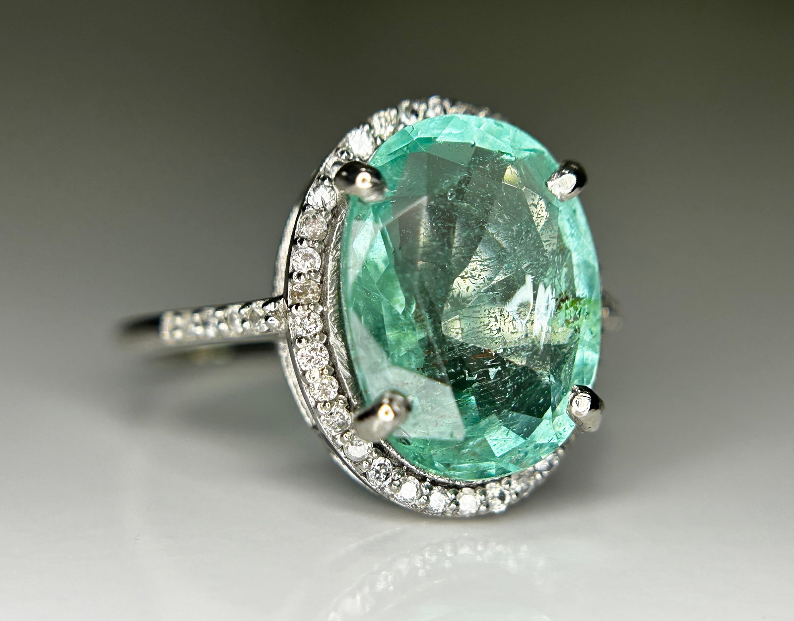 Beautiful 4.15CT Untreated Natural Columbian Emerald Ring, Diamonds & 18k Gold: Title: Beautiful 4.15CT Untreated Natural Columbian Emerald Ring, Diamonds & 18k Gold Description: Beautiful 4.15CT Untreated Natural Columbian Emerald Ring, Diamonds & 18k Gold Descrip