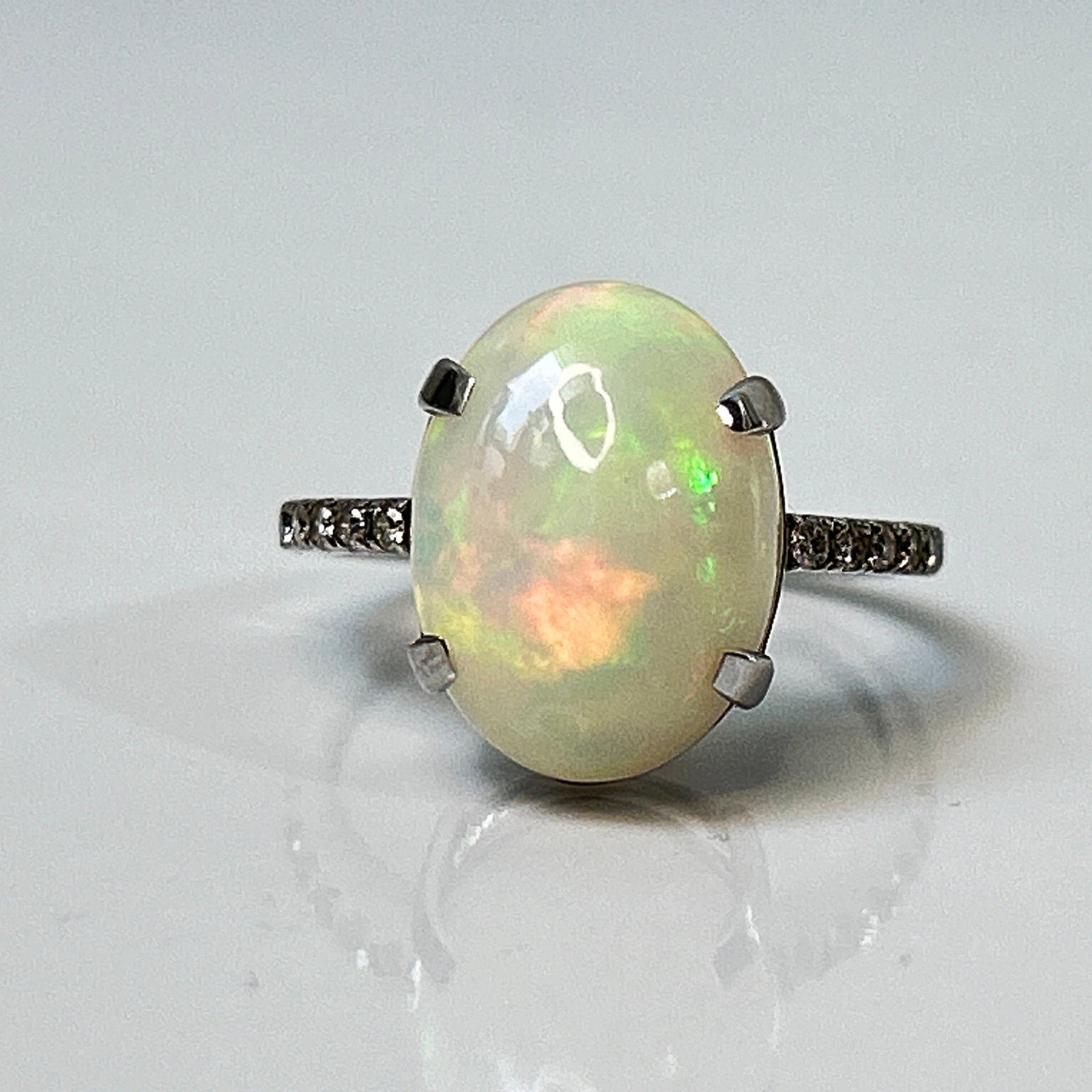 Beautiful Natural Opal 3.86 CT Ring With Natural Diamond and 18k Gold - 2