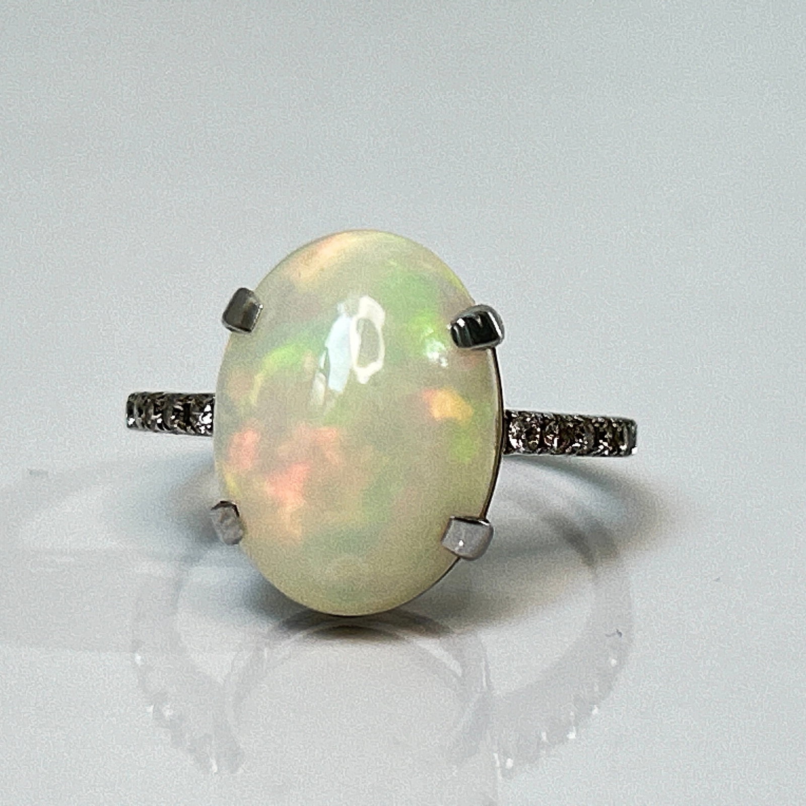 Beautiful Natural Opal 3.86 CT Ring With Natural Diamond and 18k Gold - 3