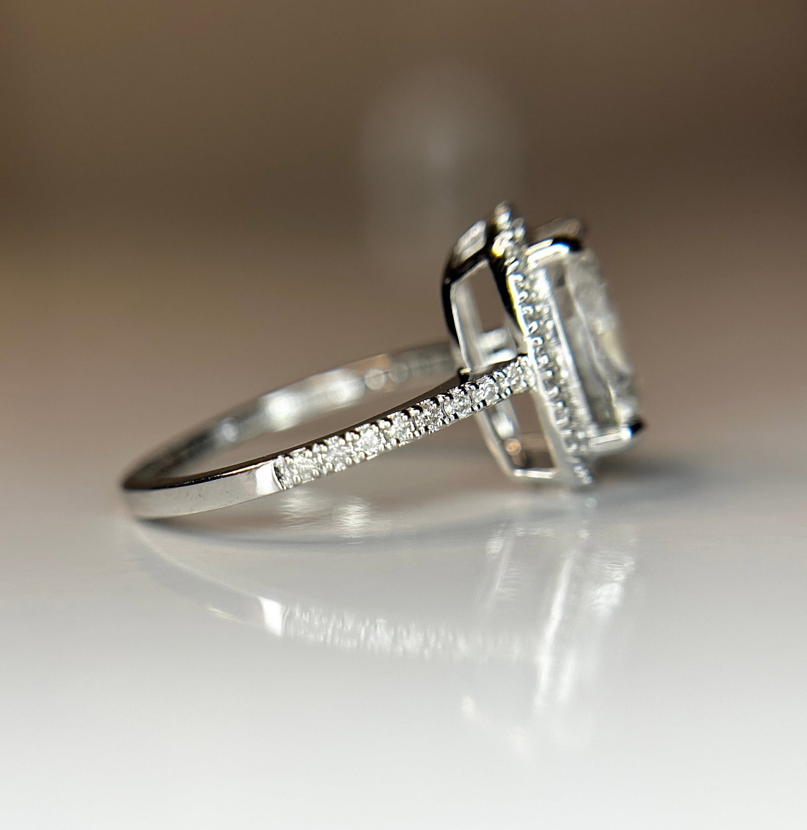 Beautiful 4.19 CT Unheated Ceylon White Sapphire With Natural Diamonds & 18k Gold - 7