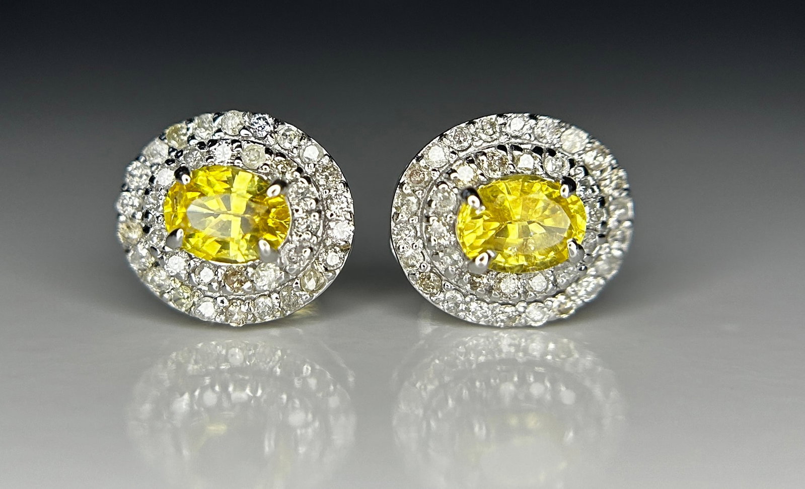 Beautiful 0.92 CT Unheated Ceylon Yellow Sapphire With Natural Diamonds & 18k Gold: Title: Beautiful 0.92 CT Unheated Ceylon Yellow Sapphire With Natural Diamonds & 18k Gold Description: Beautiful 0.92 CT Unheated Ceylon Yellow Sapphire With Natural Diamonds & 18k Gold