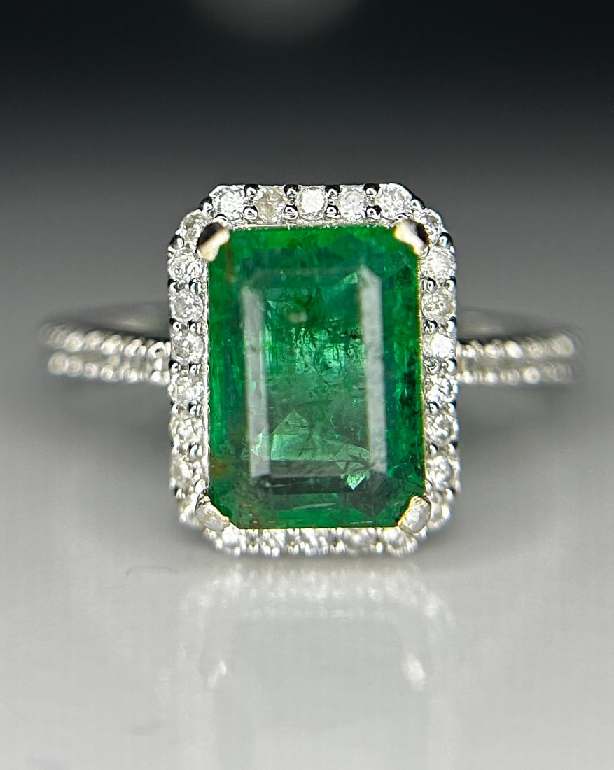 Beautiful 2.67ct Natural Columbian Emerald With Natural Diamonds & 18k Gold: Title: Beautiful 2.67ct Natural Columbian Emerald With Natural Diamonds & 18k Gold Description: Beautiful 2.67ct Natural Columbian Emerald With Natural Diamonds & 18k Gold Descript