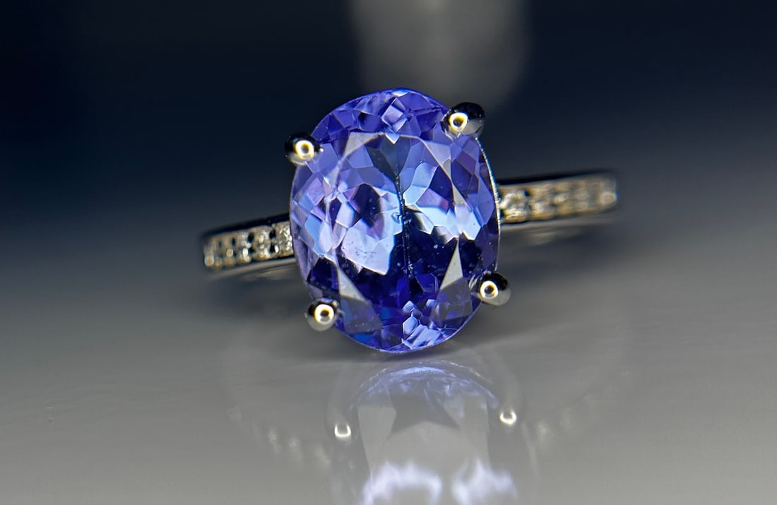 Beautiful 3.41 CT Natural Tanzanite With Natural Diamonds & 18k Gold (1 of 11)