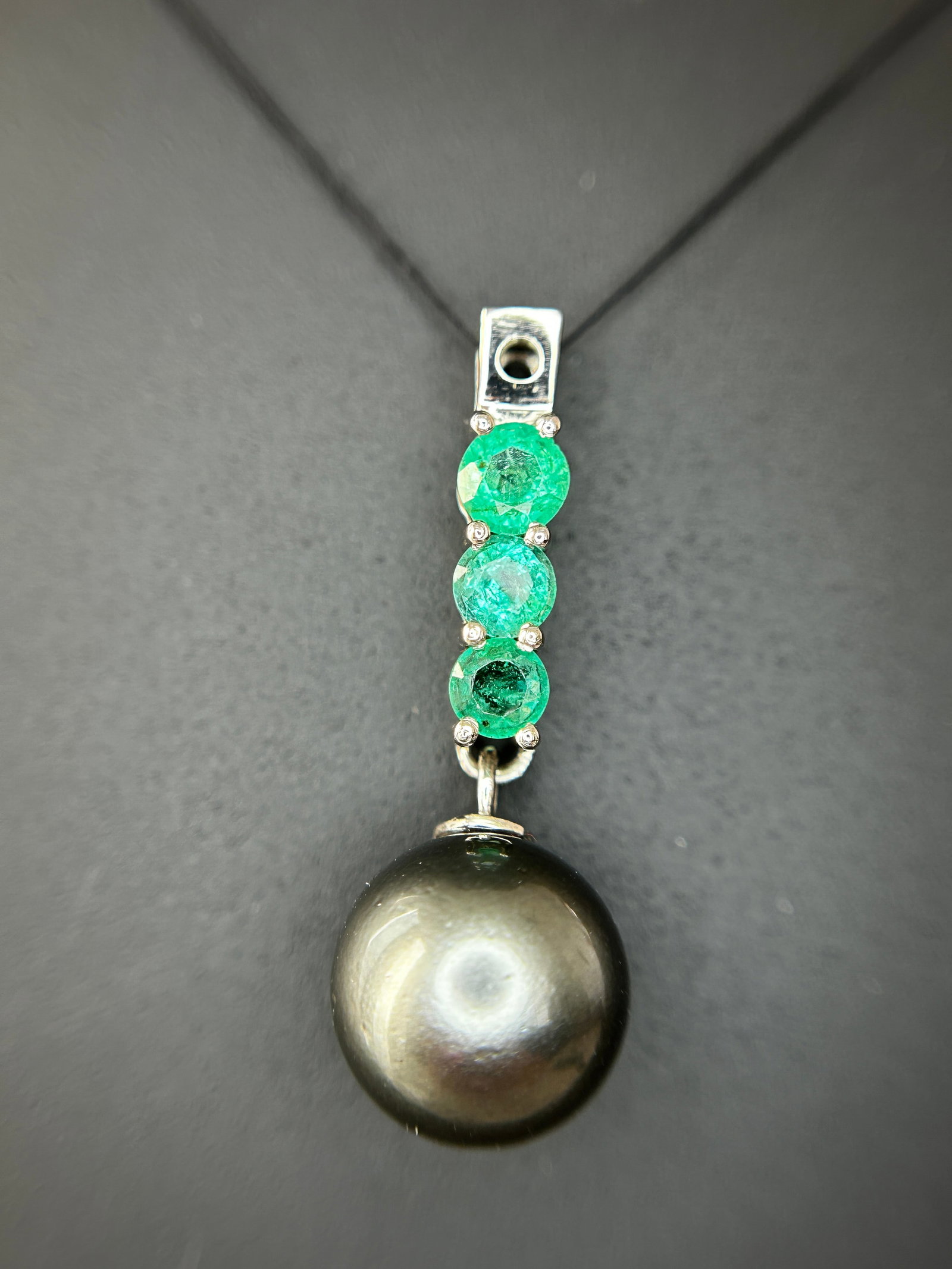 Beautiful 9.25CT Natural Tahitian Pearl With Emerald & 950 Platinum Pendant - 11