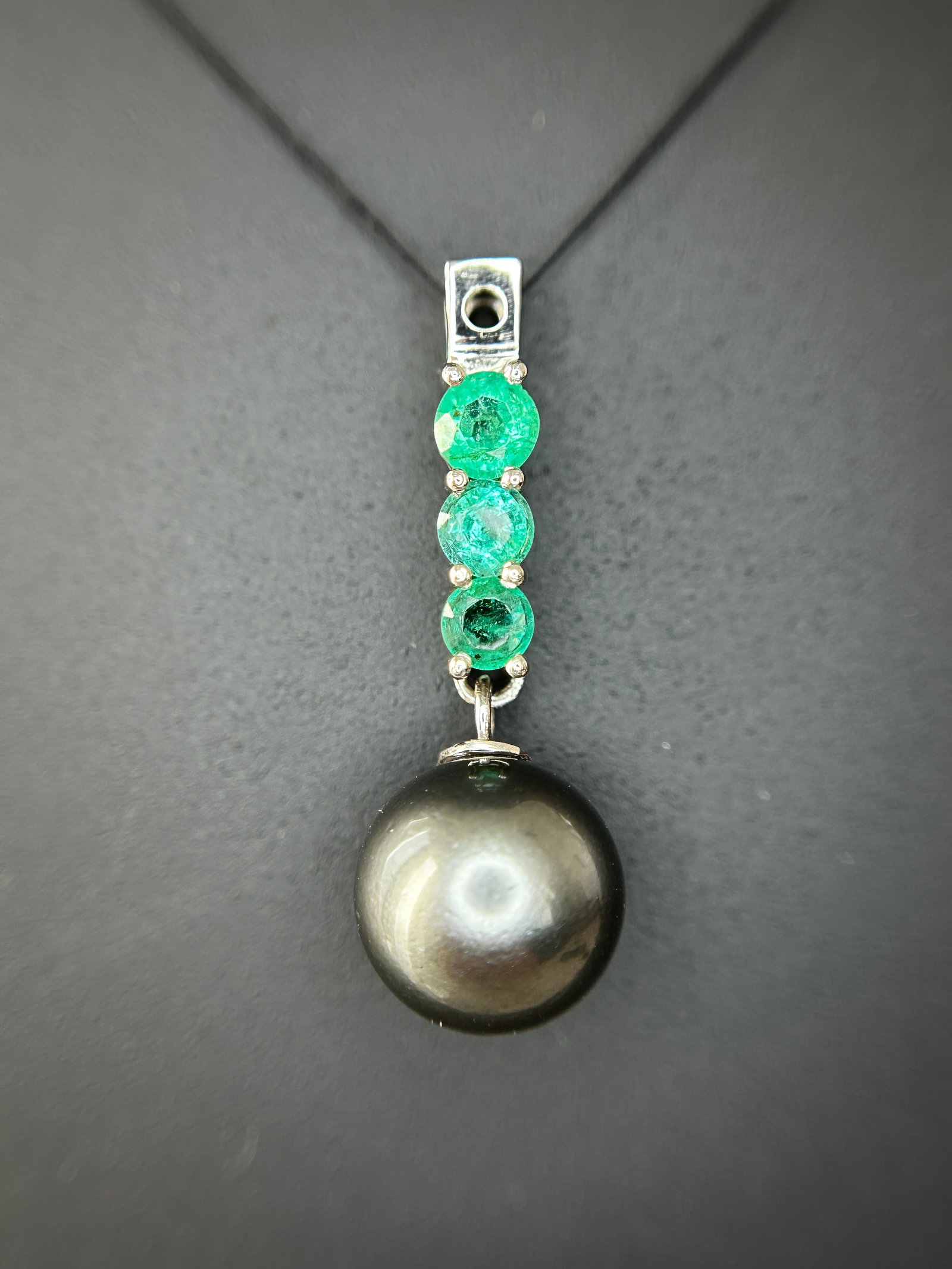 Beautiful 9.25CT Natural Tahitian Pearl With Emerald & 950 Platinum Pendant: Title: Beautiful 9.25CT Natural Tahitian Pearl With Emerald & 950 Platinum Pendant Description: Beautiful 9.25CT Natural Tahitian Pearl With Emerald & 950 Platinum Pendant Description: Total