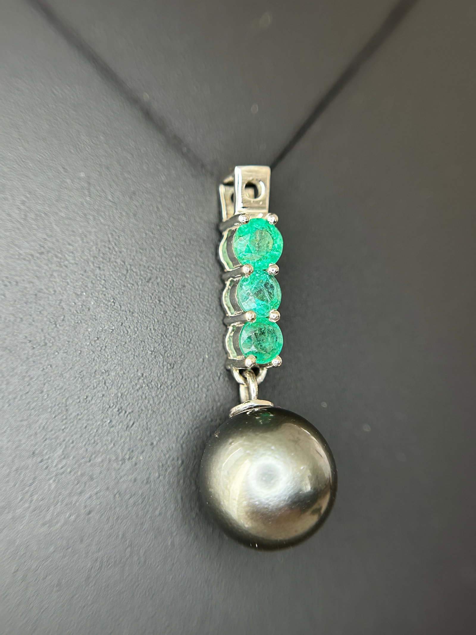 Beautiful 9.25CT Natural Tahitian Pearl With Emerald & 950 Platinum Pendant - 3