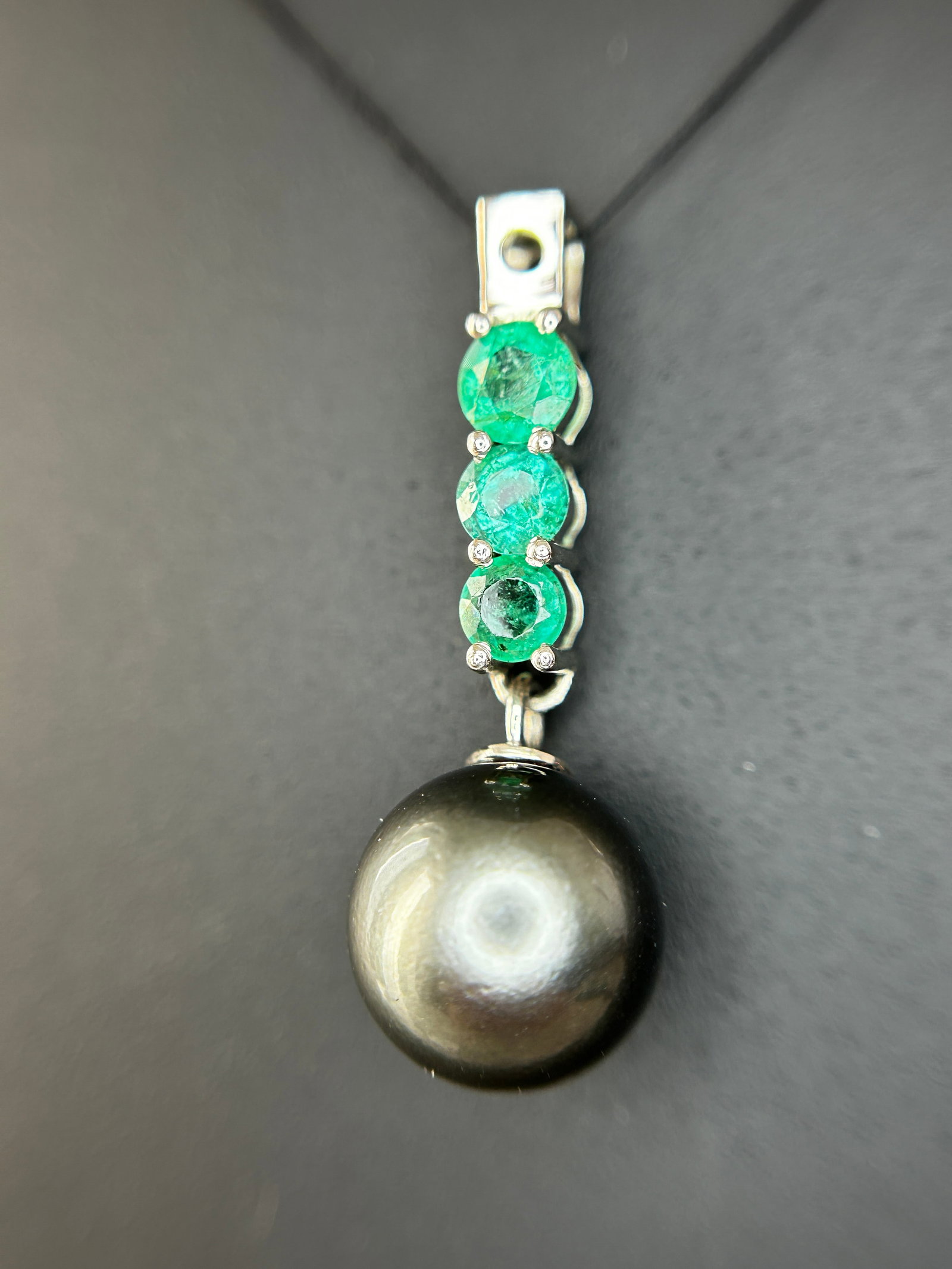 Beautiful 9.25CT Natural Tahitian Pearl With Emerald & 950 Platinum Pendant - 5