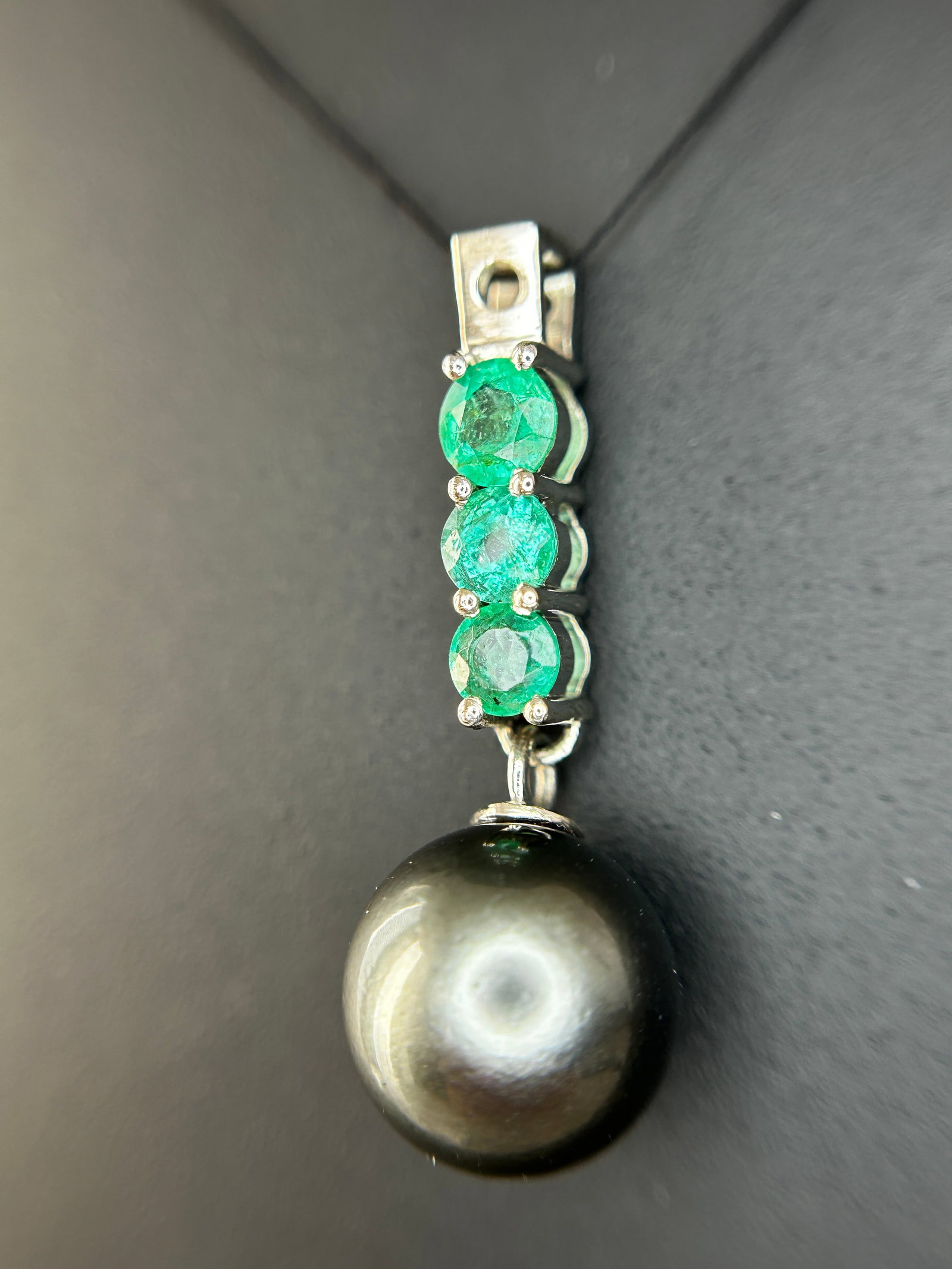 Beautiful 9.25CT Natural Tahitian Pearl With Emerald & 950 Platinum Pendant - 6
