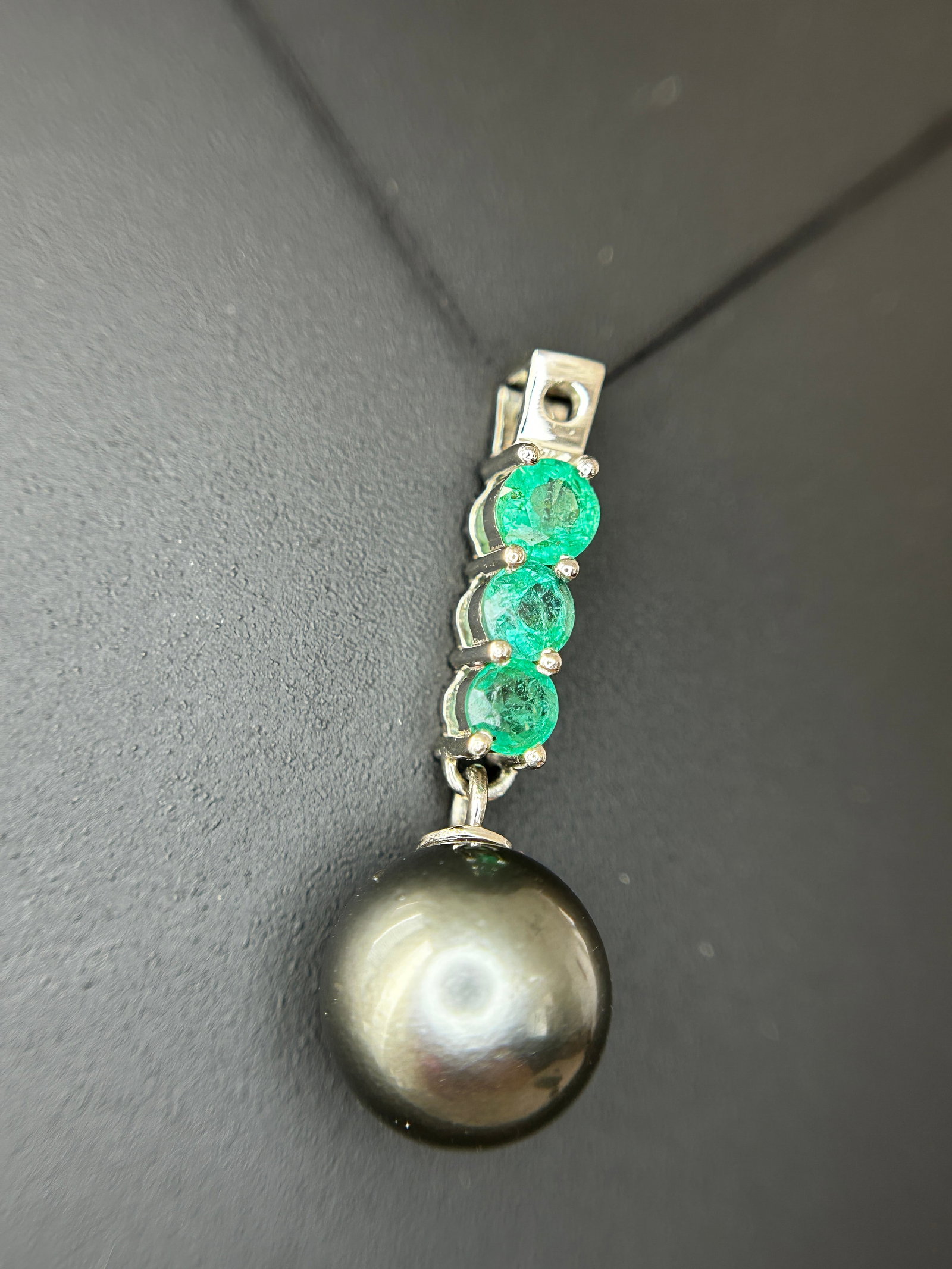 Beautiful 9.25CT Natural Tahitian Pearl With Emerald & 950 Platinum Pendant - 8