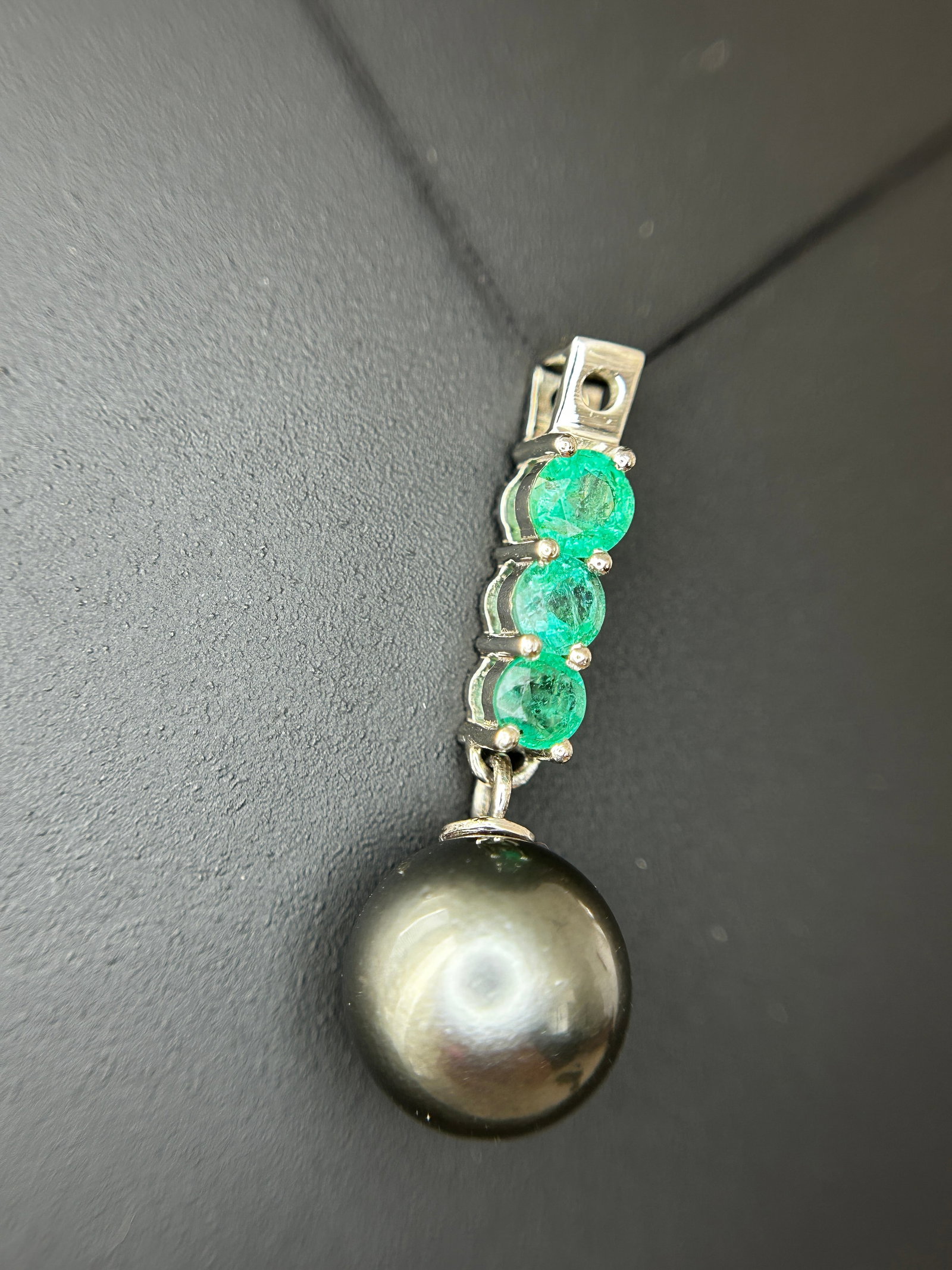 Beautiful 9.25CT Natural Tahitian Pearl With Emerald & 950 Platinum Pendant - 9