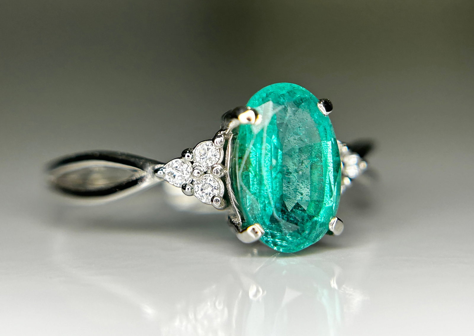 Beautiful Natural 1.35ct Emerald Ring With Natural Diamonds & Platinum 950 - 2